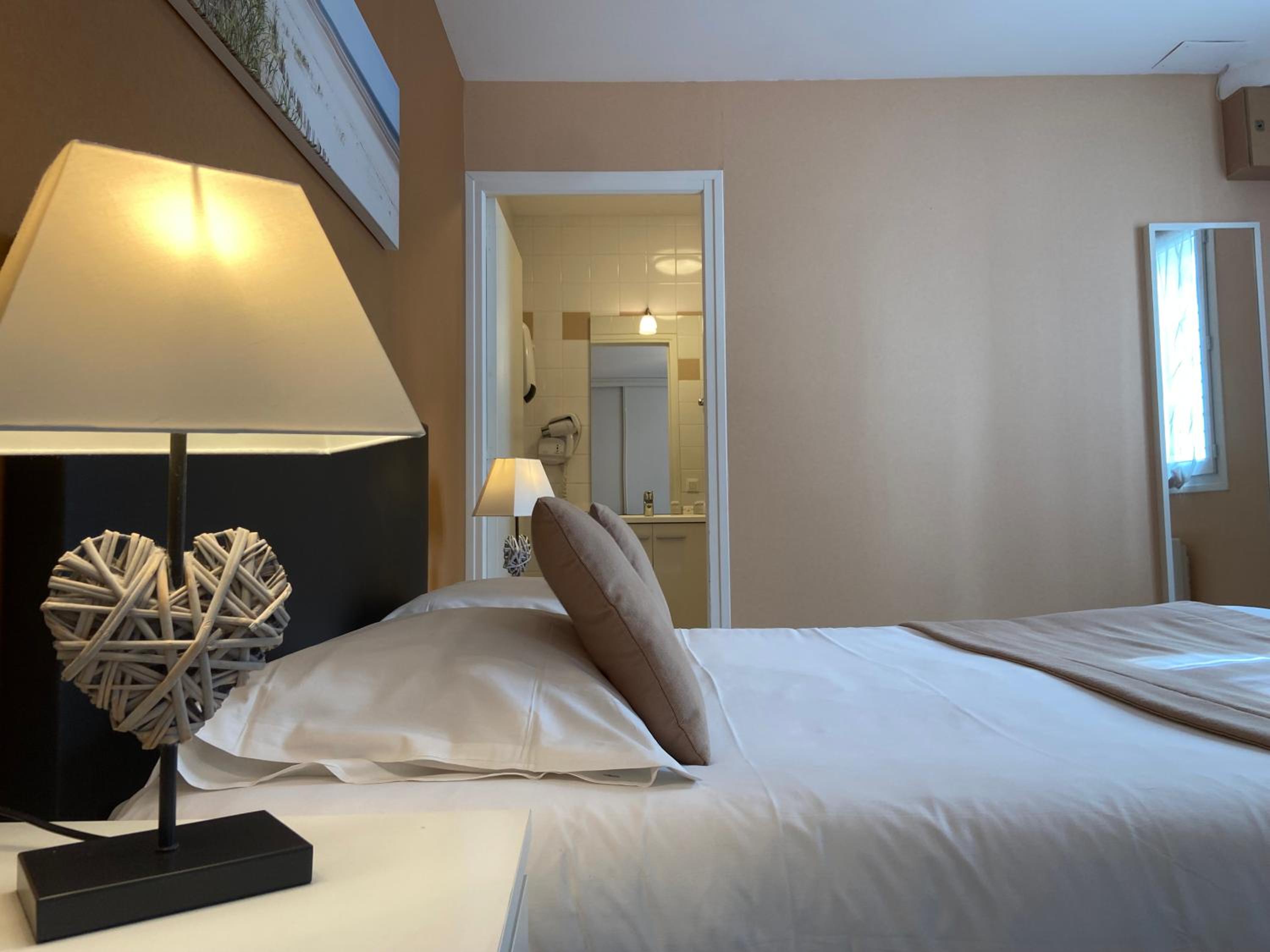 Double Room with Patio - Photo 10