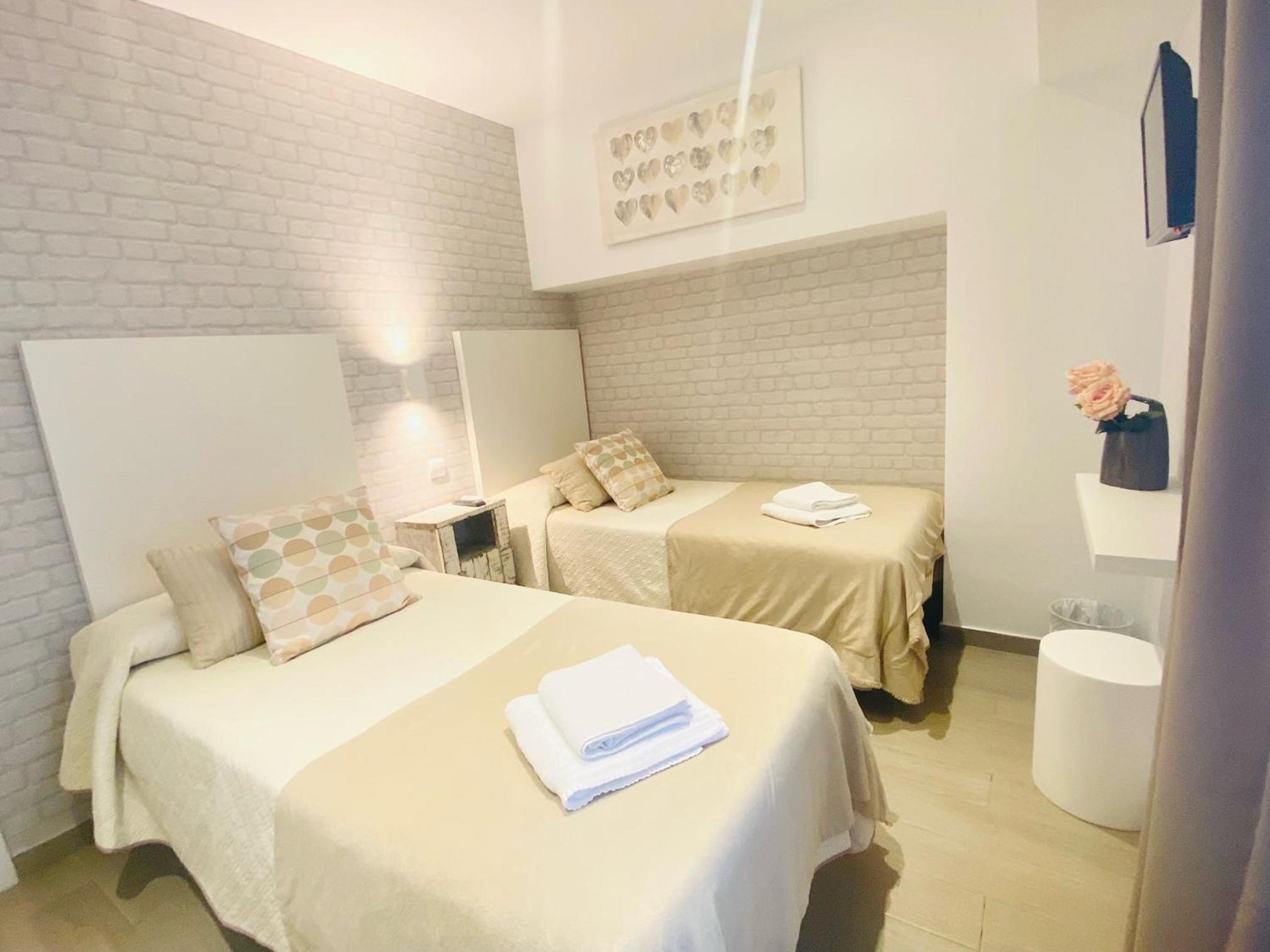 Standard Twin Room - Photo 4