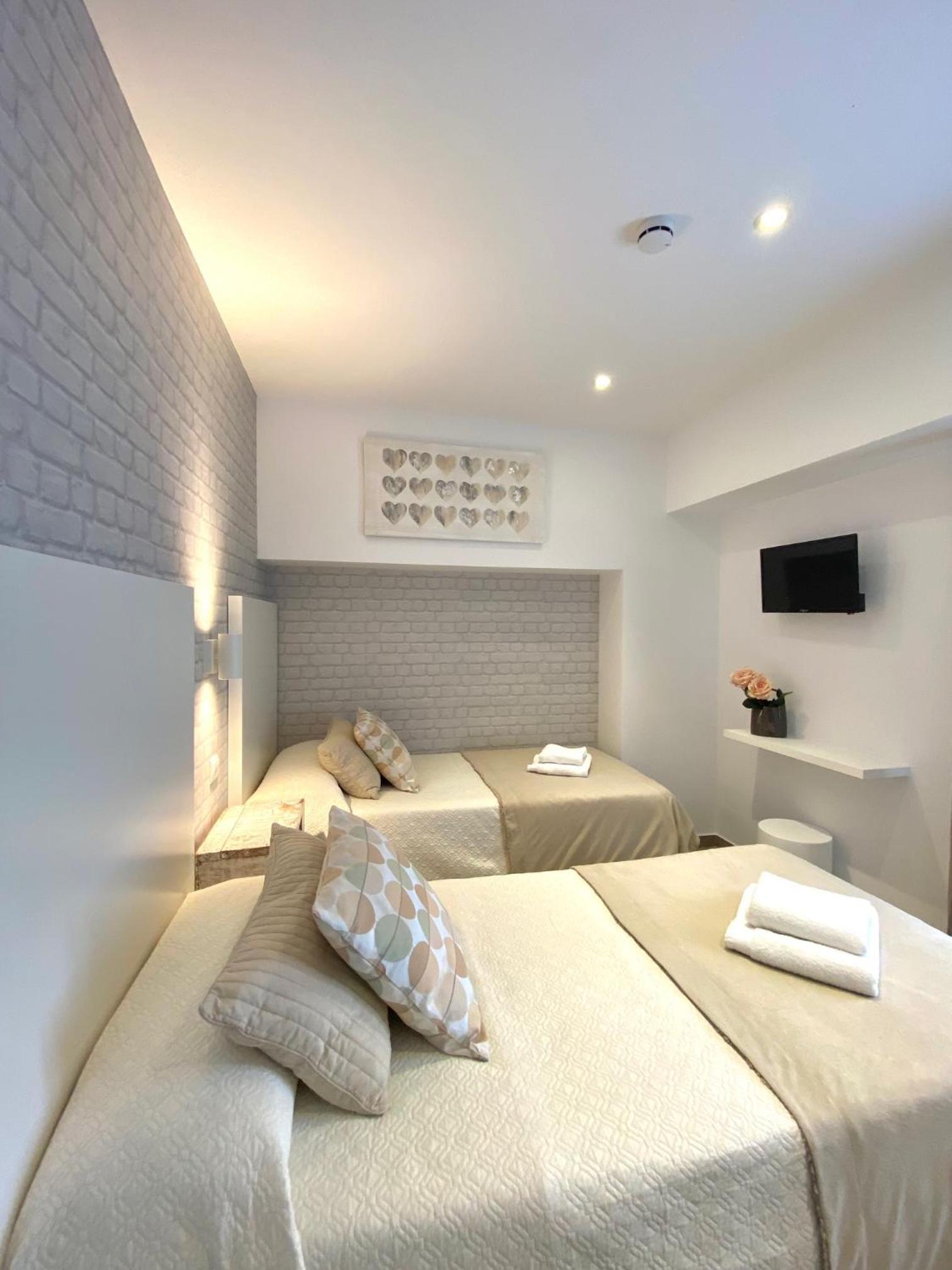 Standard Twin Room - Photo 6