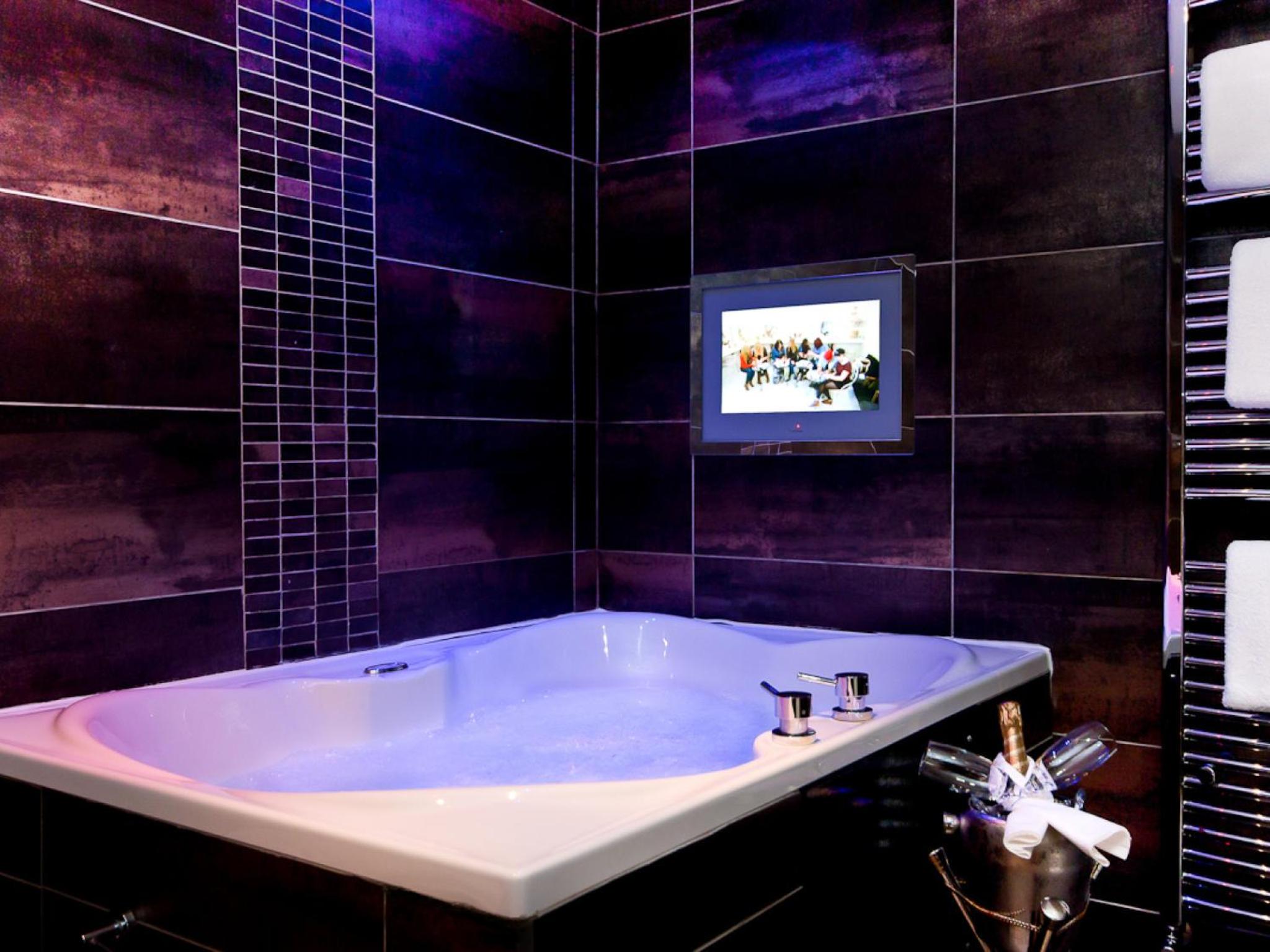 Retreat Suite with Stunning Spa Bathroom - Photo 6