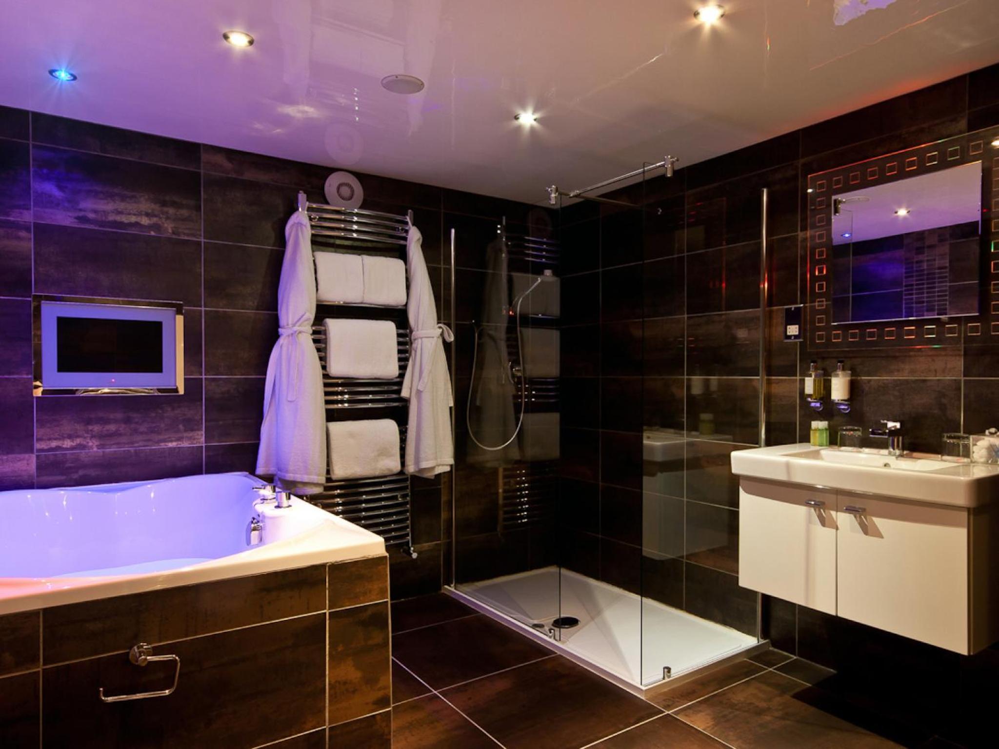 Retreat Suite with Stunning Spa Bathroom - Photo 8