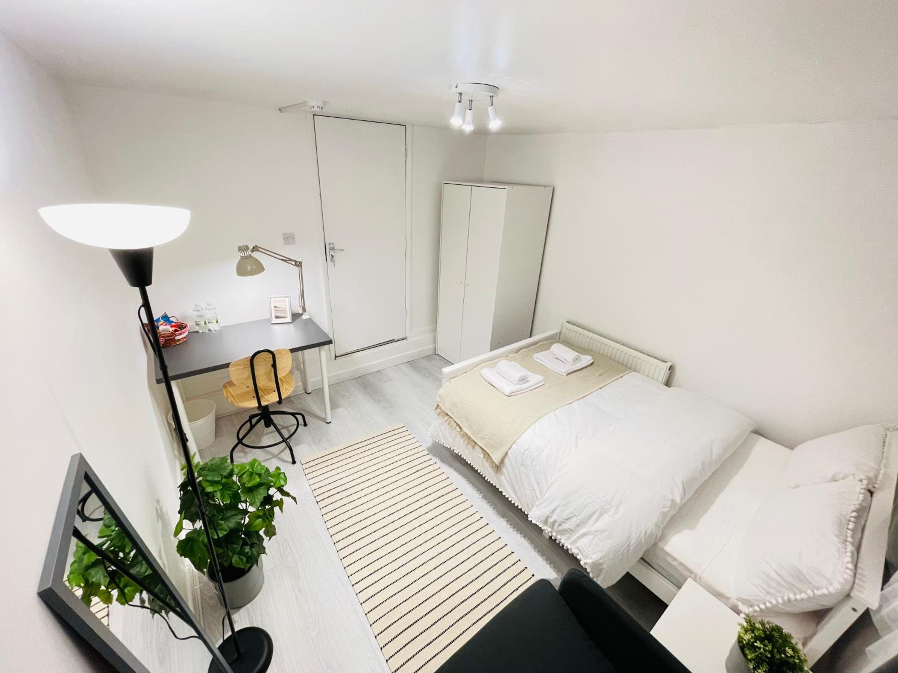 Double Room with Shared Bathroom photo 3