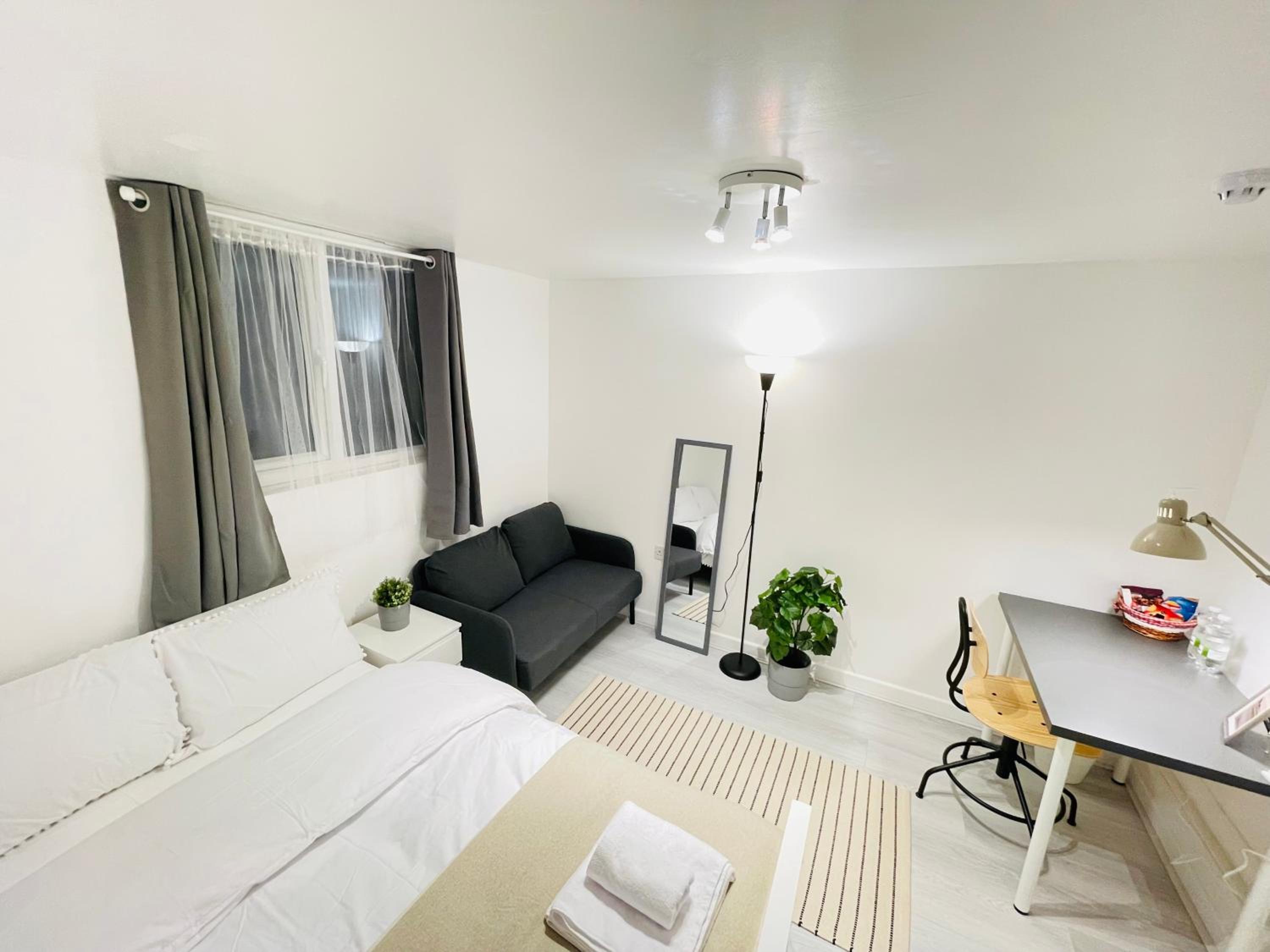 Double Room with Shared Bathroom photo 1