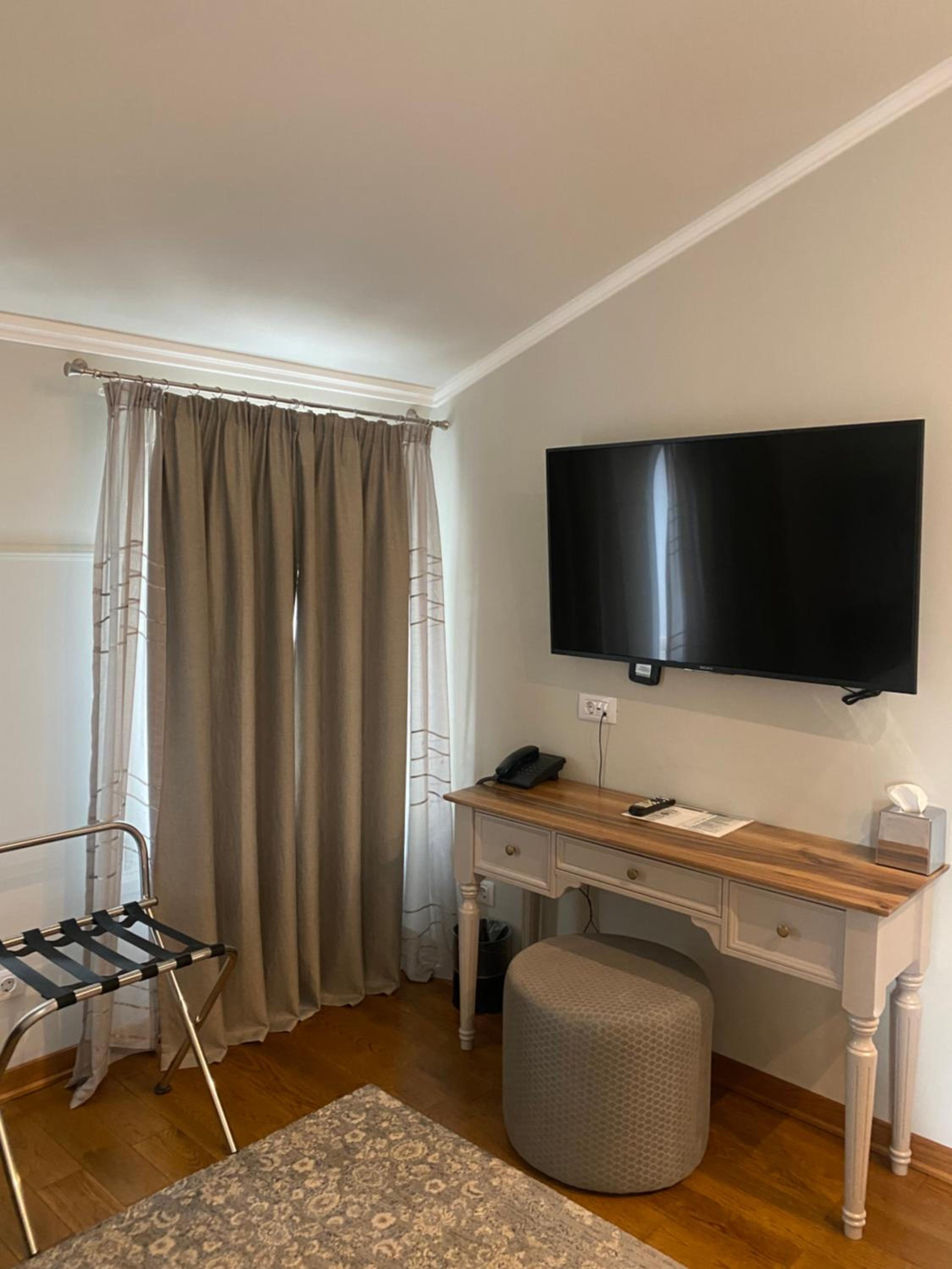 Deluxe Double Room with City View photo 3