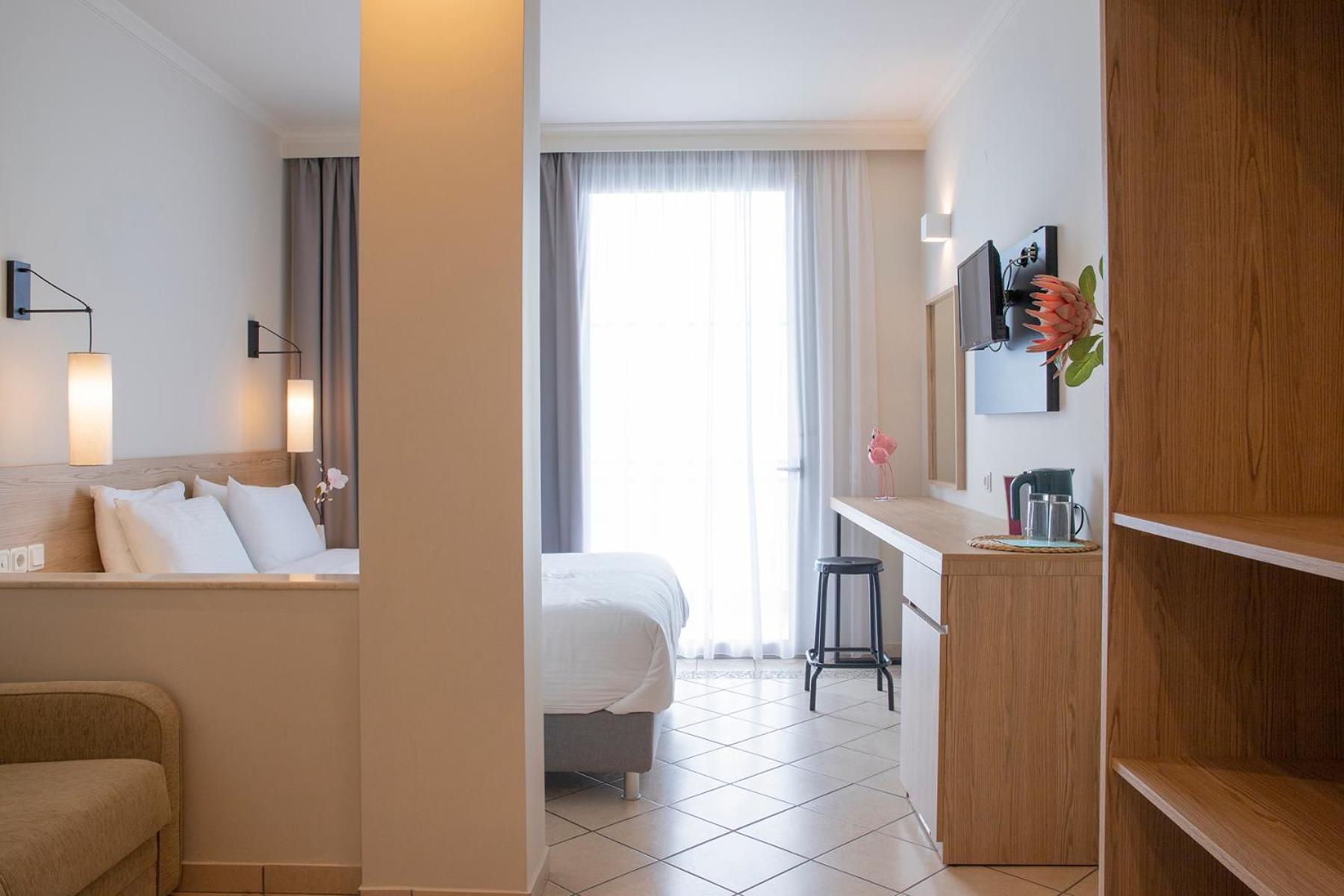 Deluxe Double Room with Sea View - Photo 3