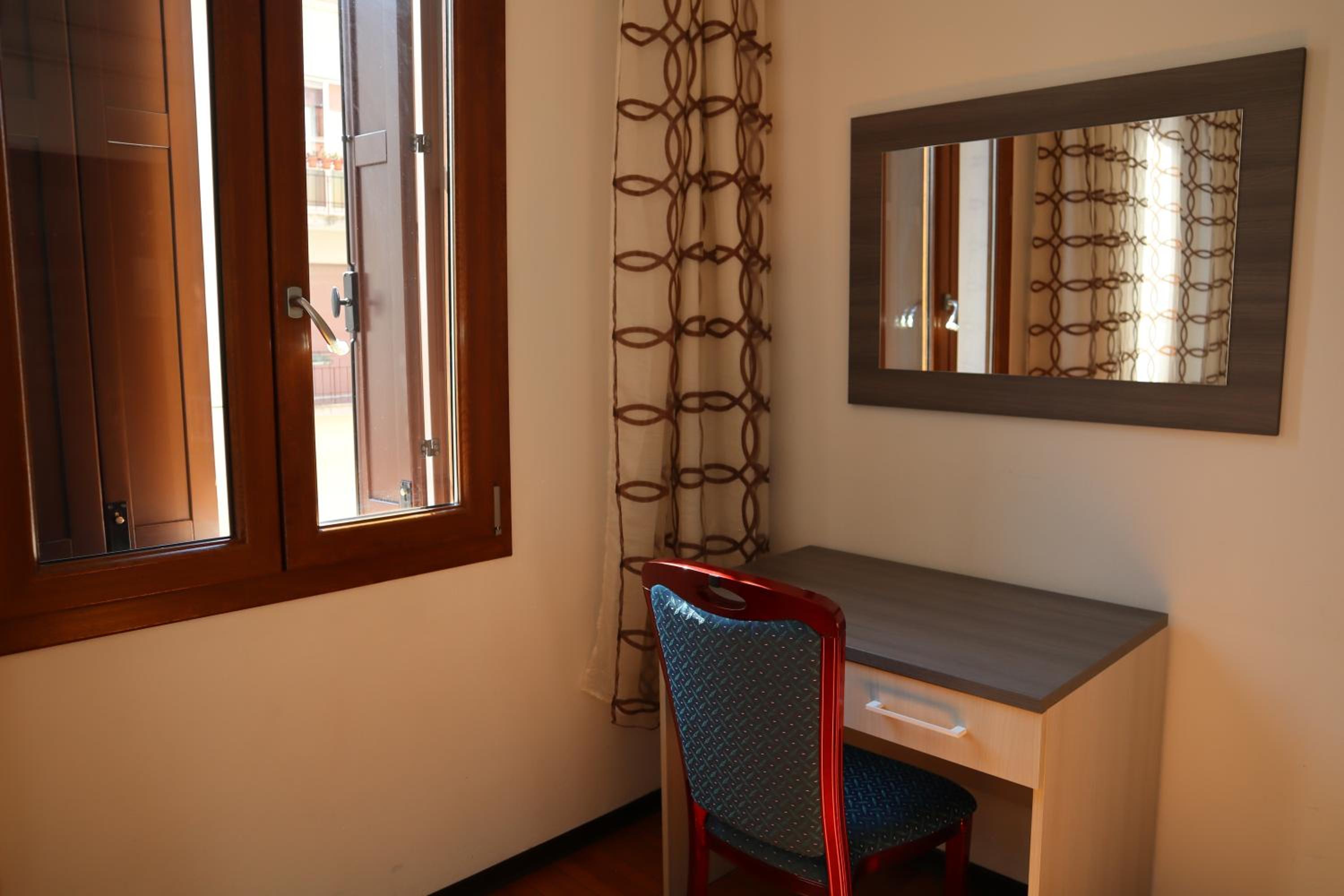 Double Room - Photo 17