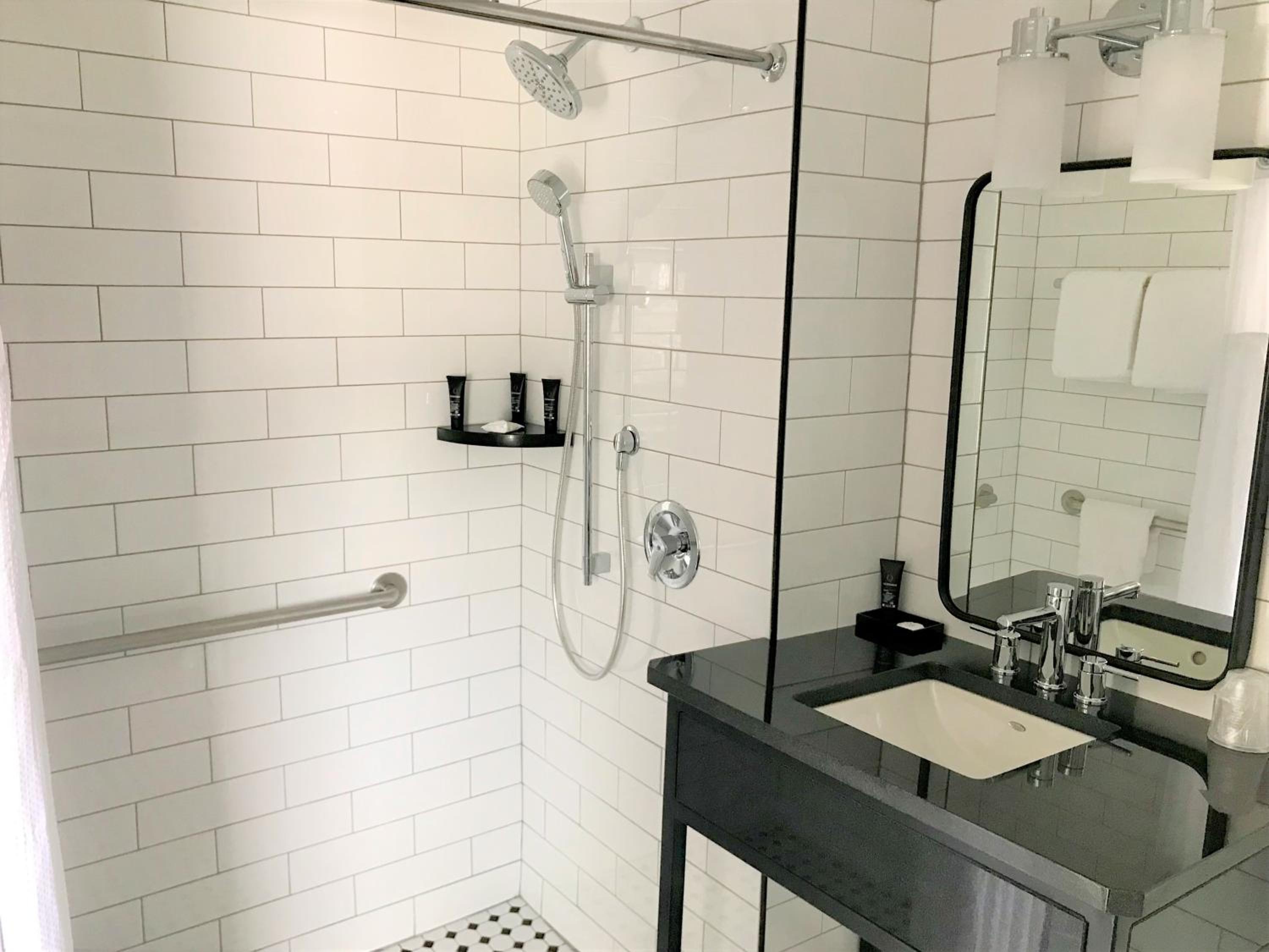 Queen Room - Disability Access - Photo 3