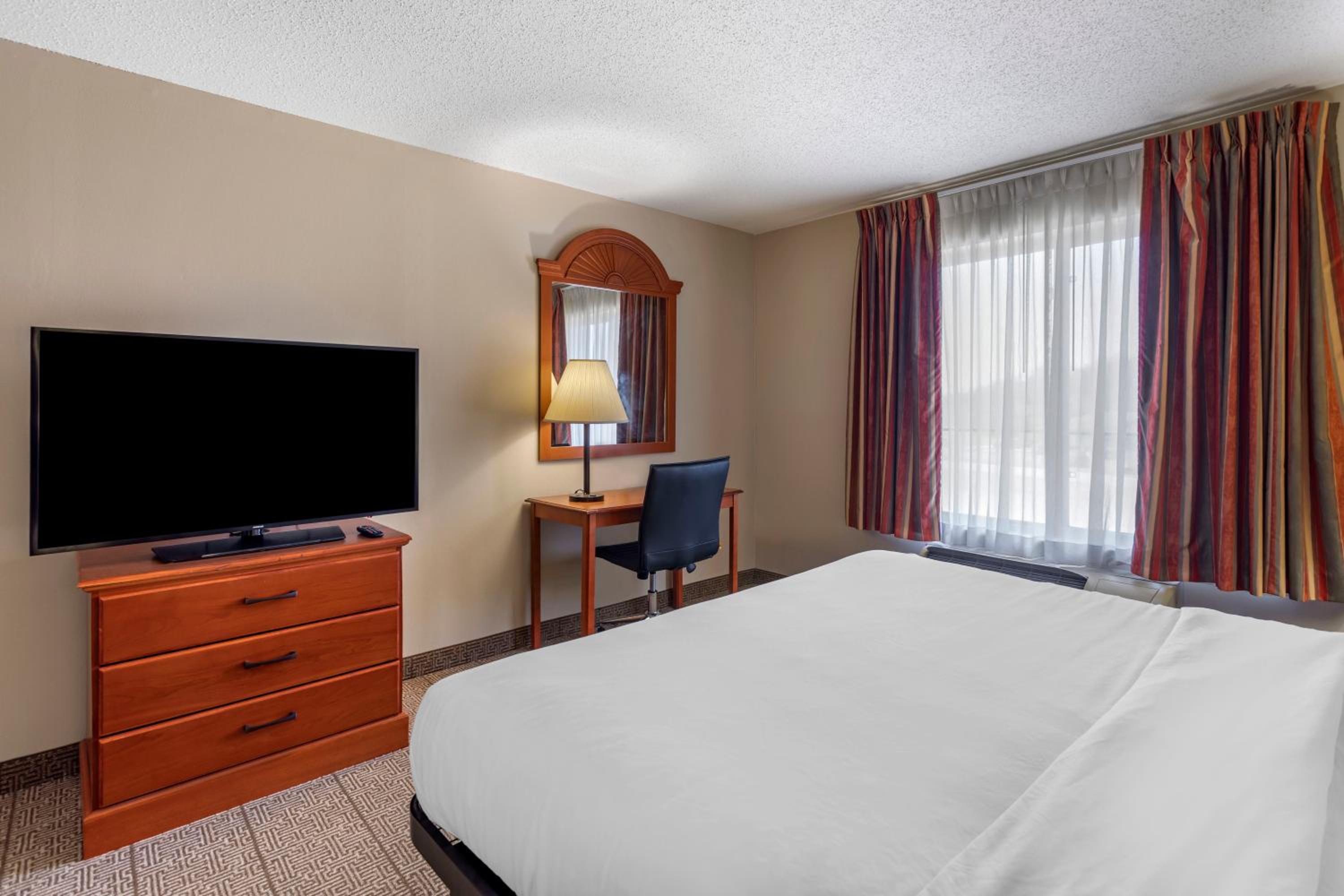 King Room - Non-Smoking - Photo 5