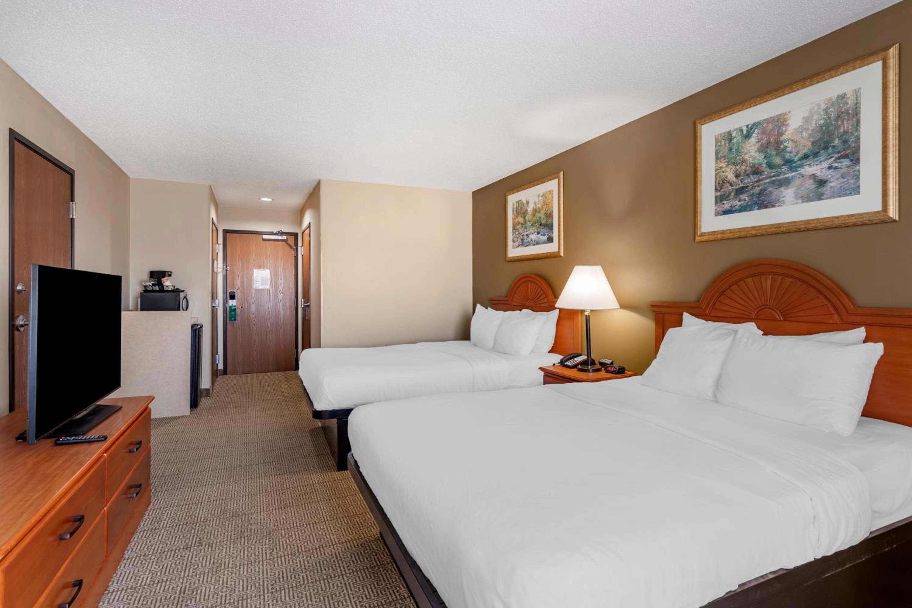 Standard Queen Room with Two Queen Beds - Non-Smoking - Photo 3