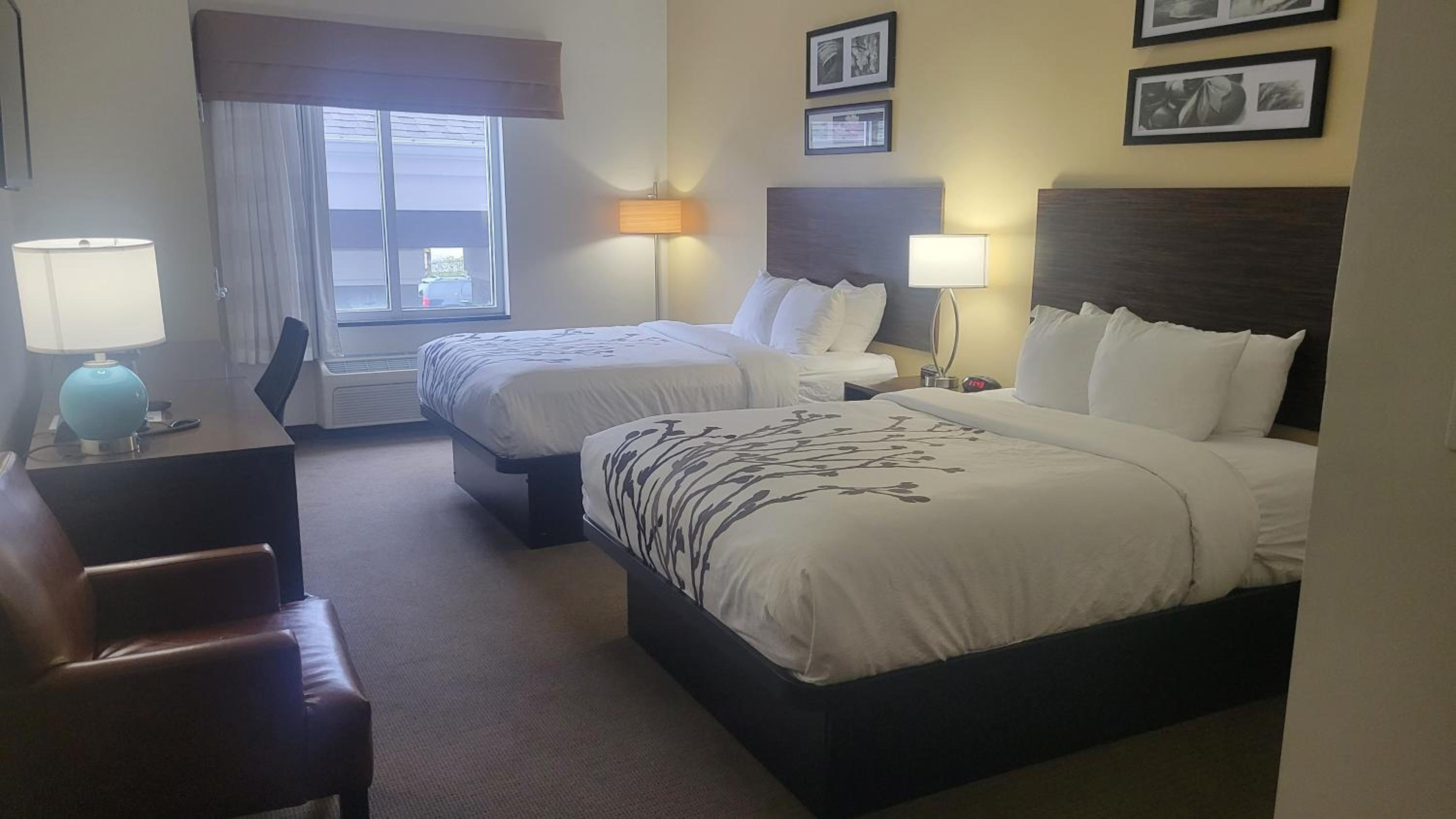 Room With Two Queen Beds - Non-Smoking  - Photo 2