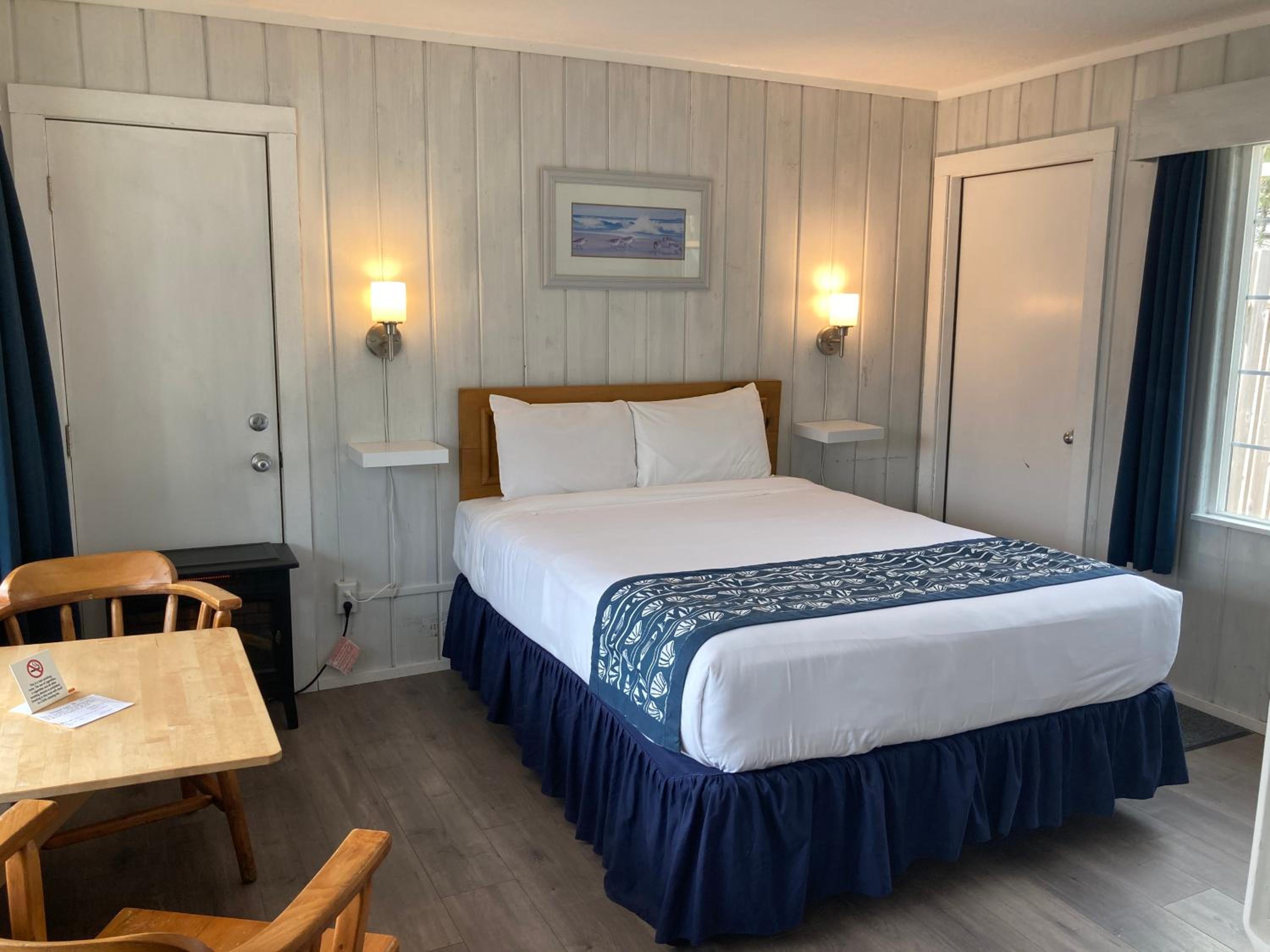 Queen Room w/Kitchen (Mountain View)