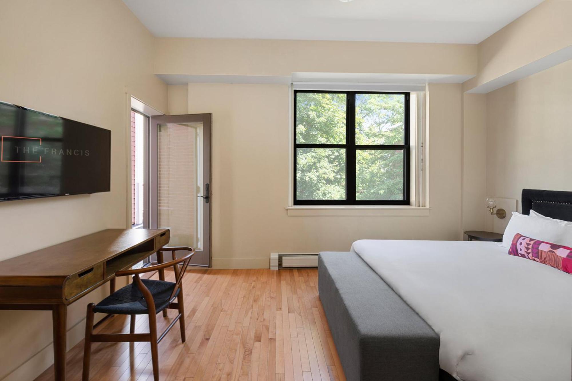 Standard King Room with Deck photo 1