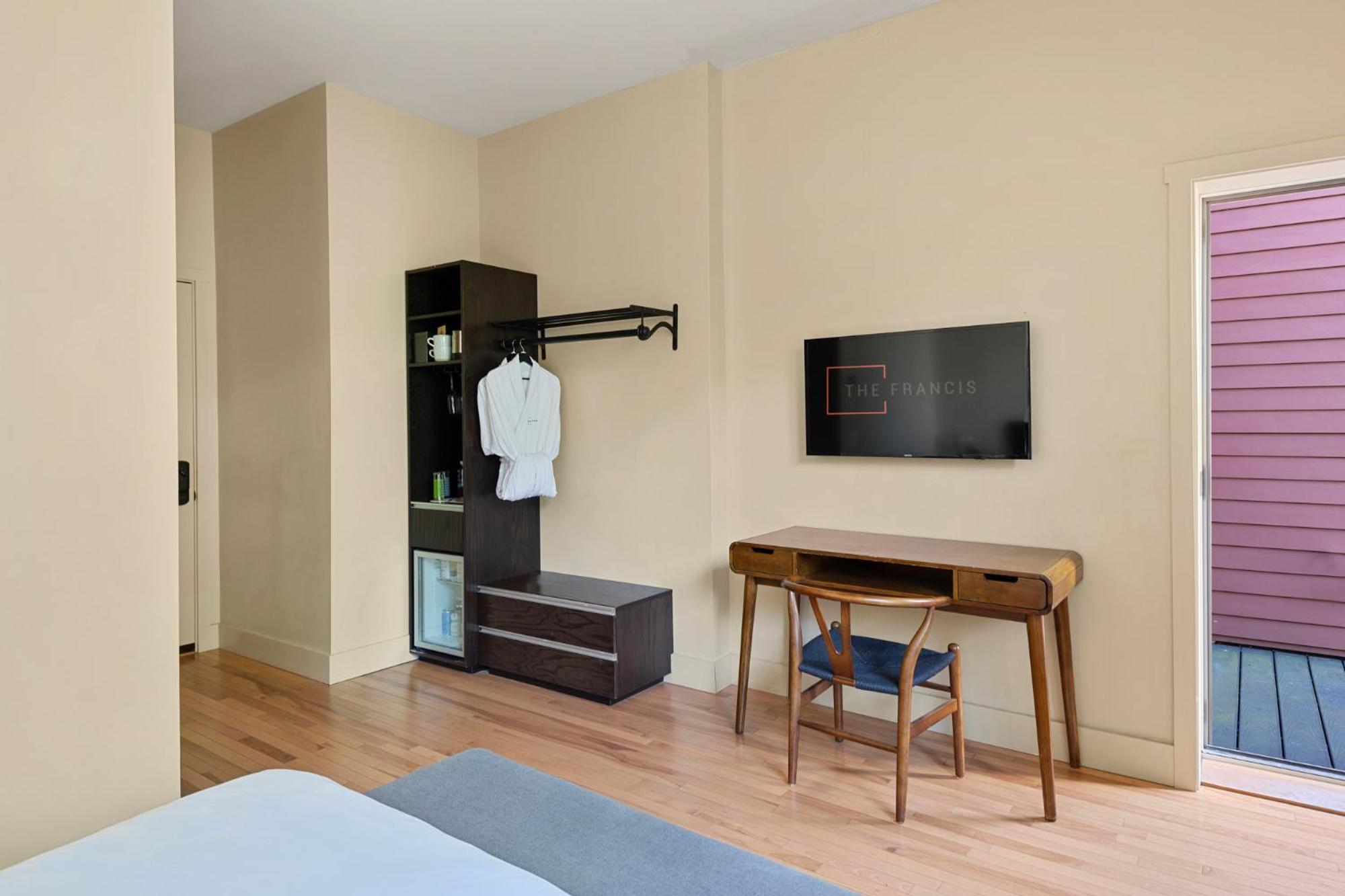 Standard King Room with Deck photo 3