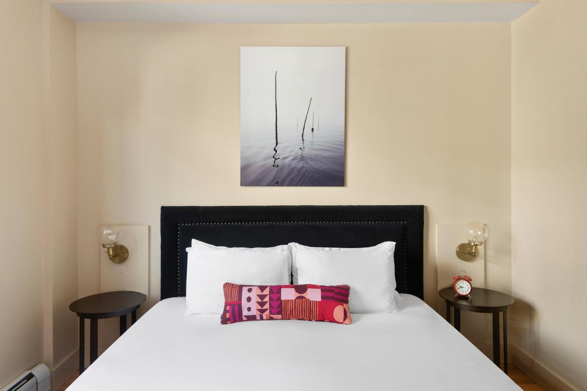 Standard King Room with Deck photo 2