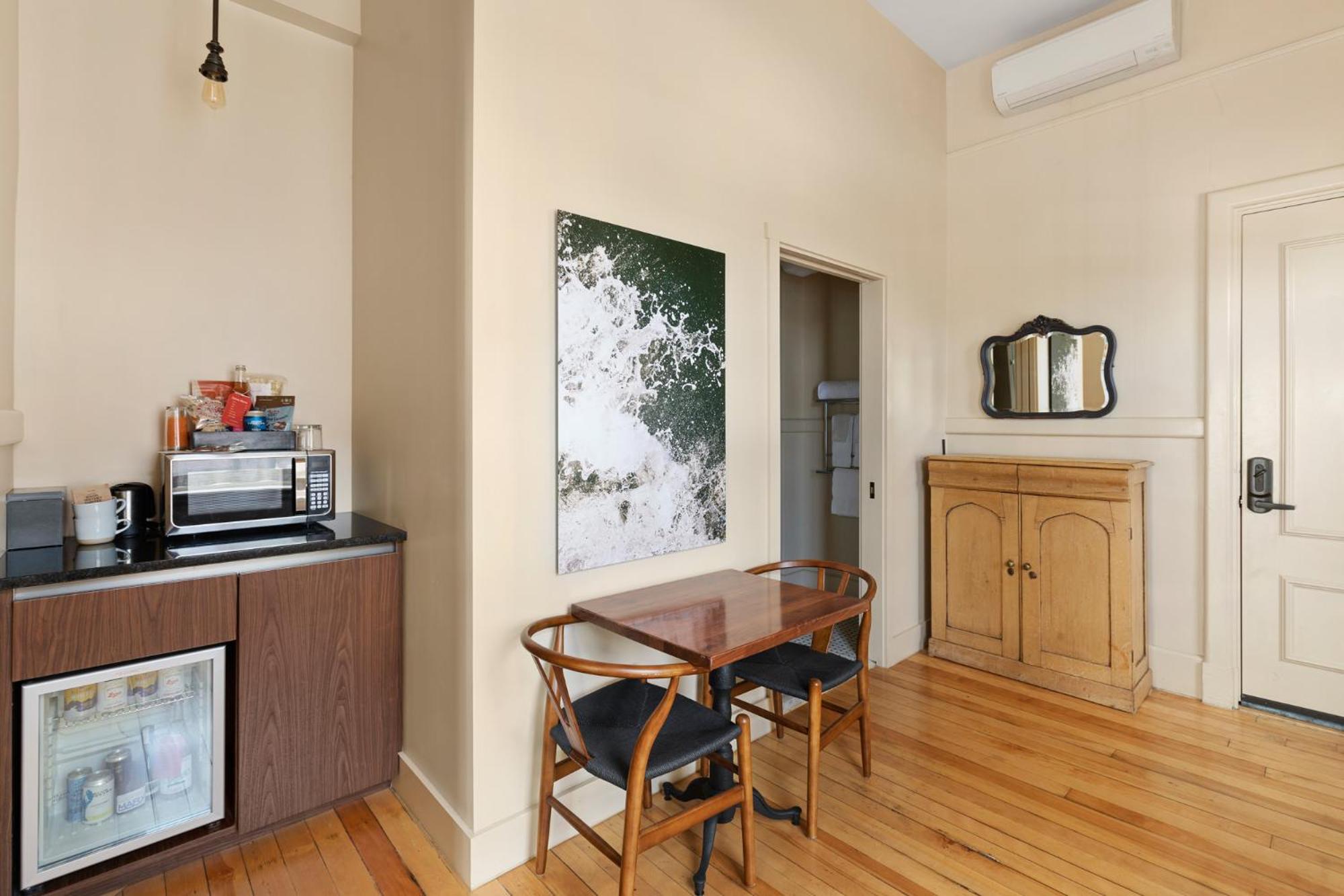 King Suite with Balcony photo 2