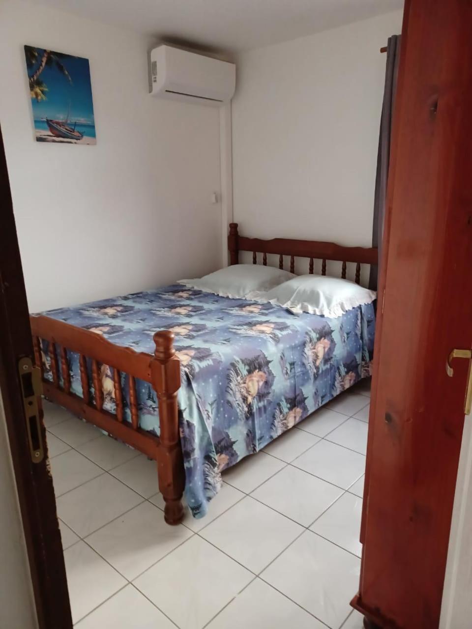 Three-Bedroom House photo 2