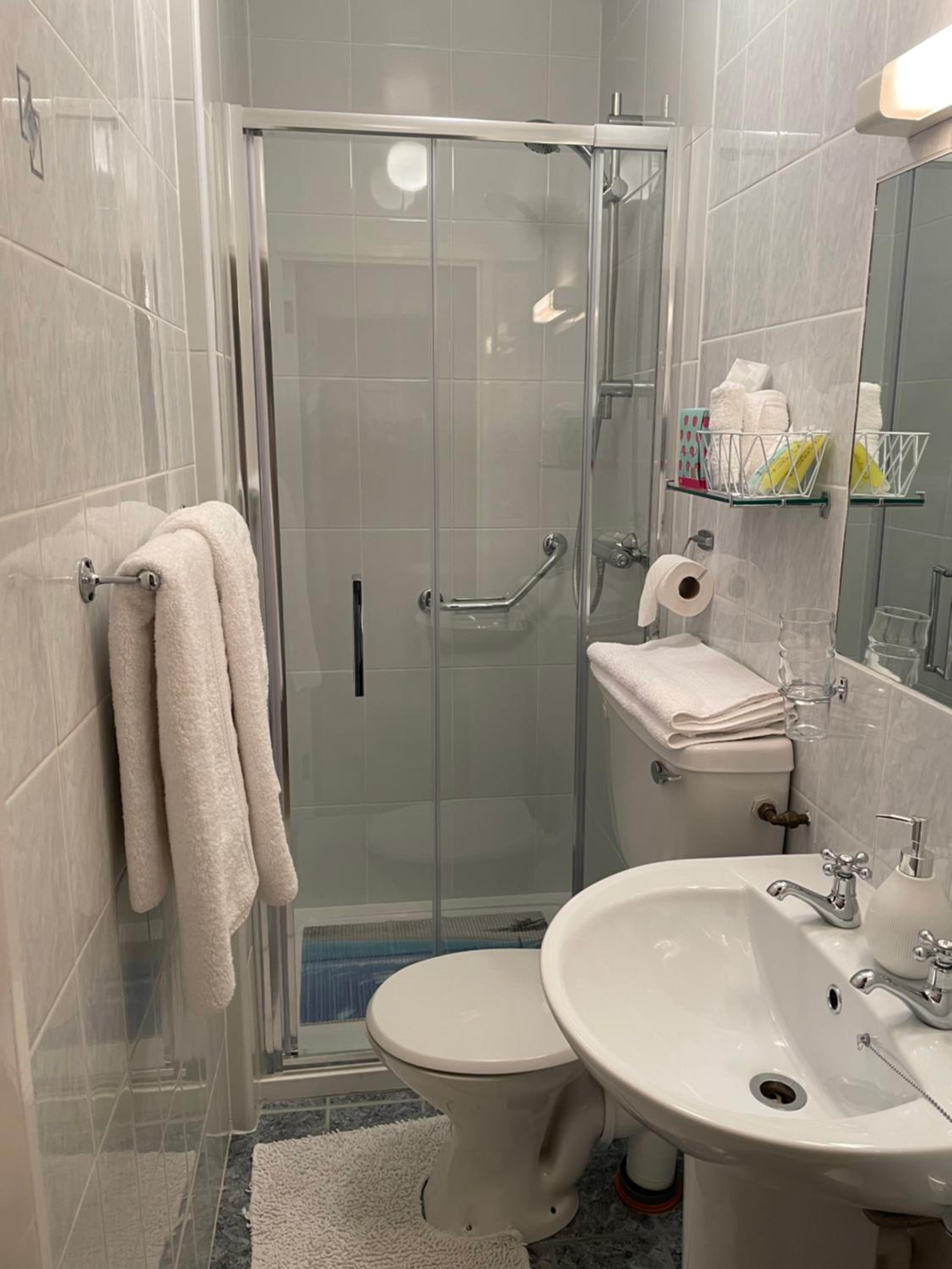 Double Room with Shower photo 2
