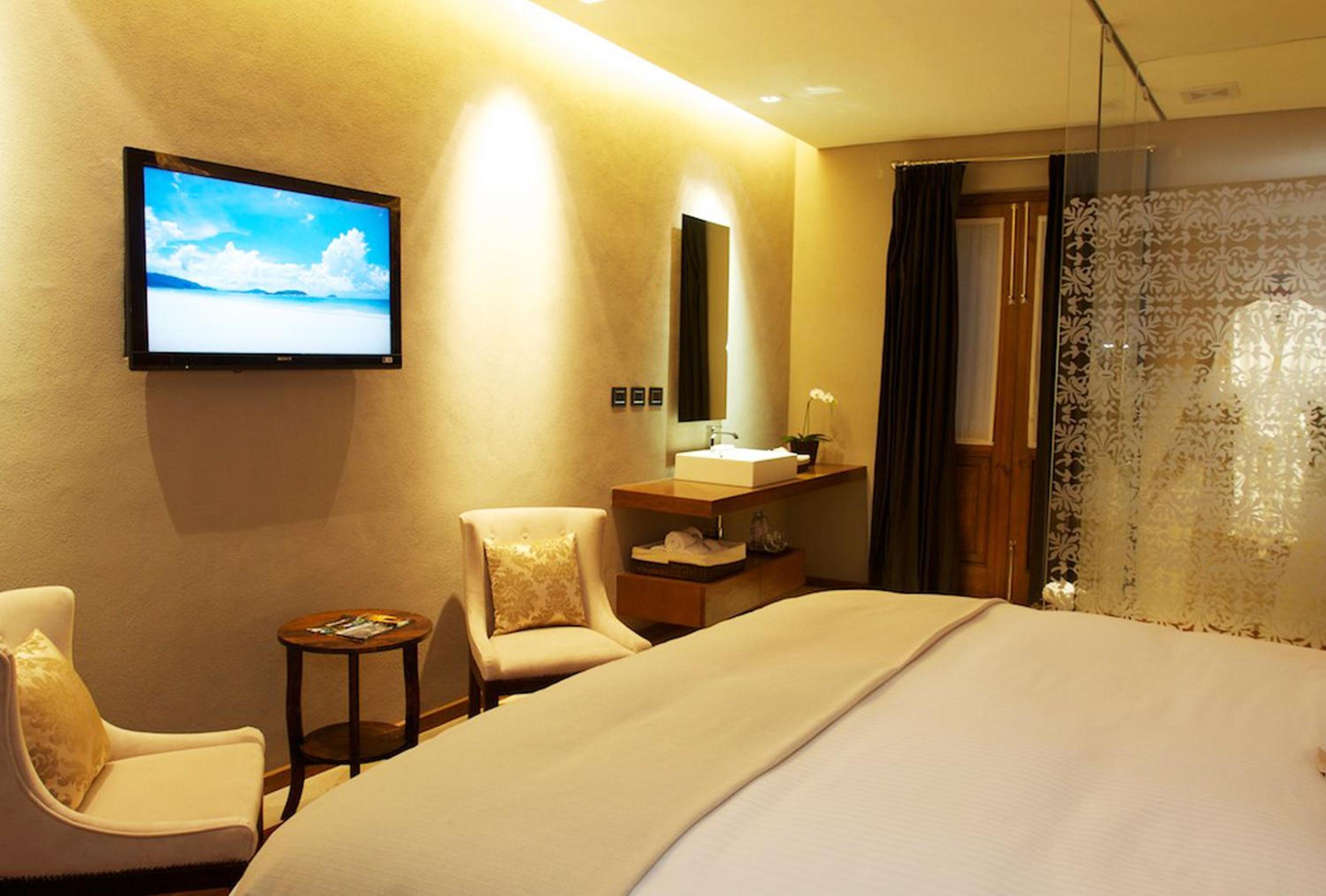 Suite - Photo 6