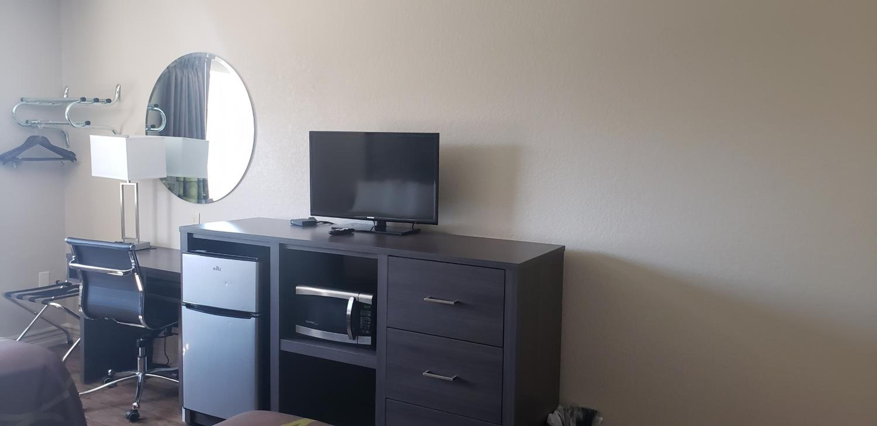 Deluxe King Room - Non-Smoking - Photo 19