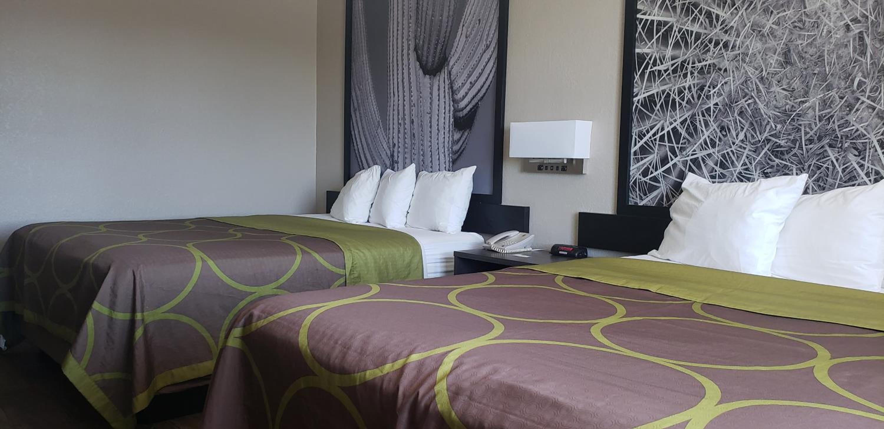 2 Queen Beds, Deluxe, Non-Smoking - Photo 5