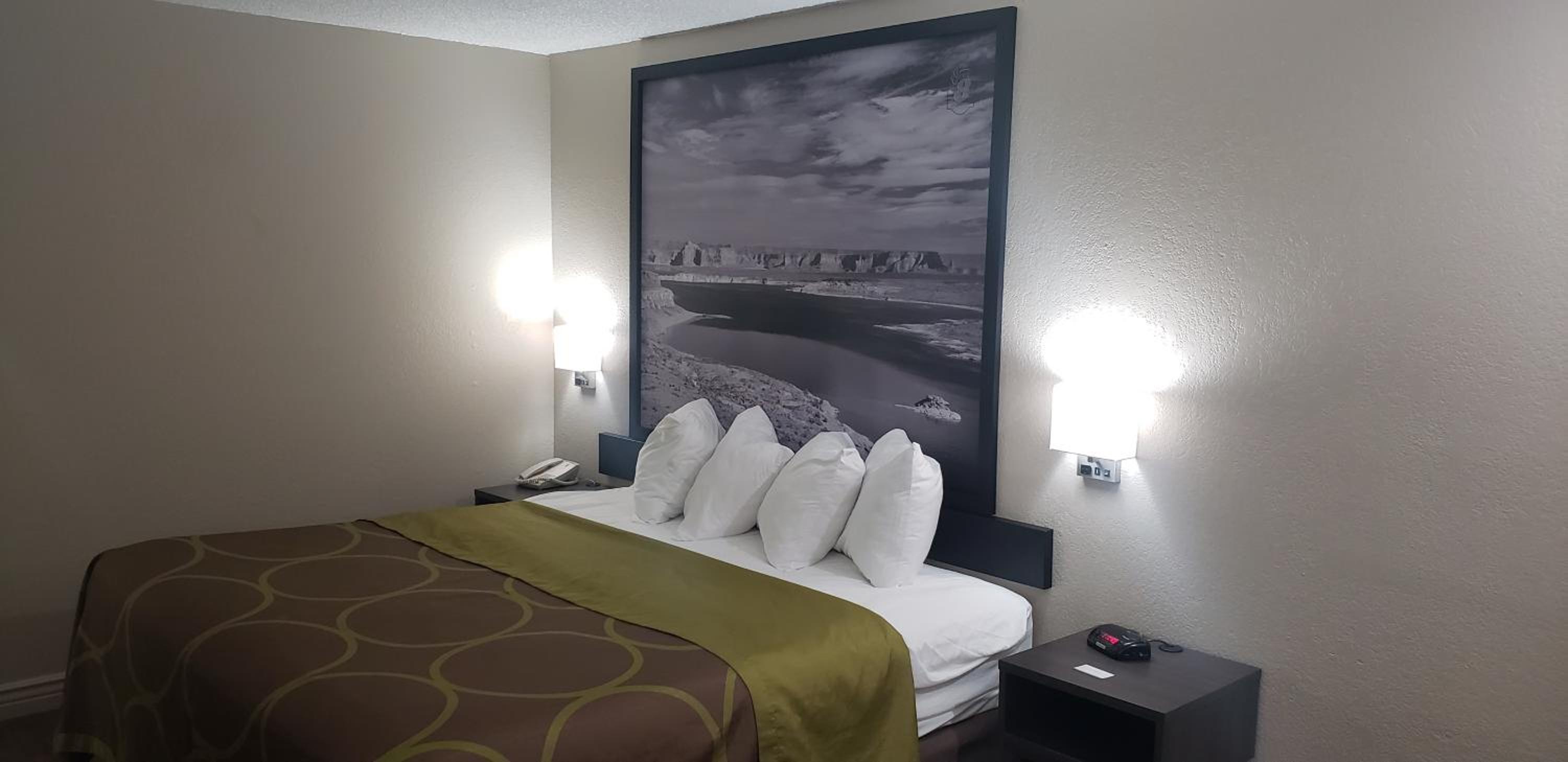 Deluxe King Room - Non-Smoking - Photo 12