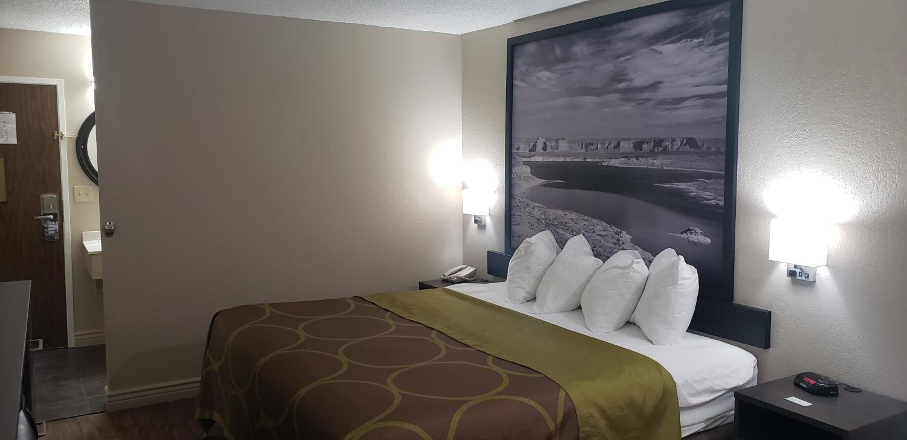 Deluxe King Room - Non-Smoking - Photo 11