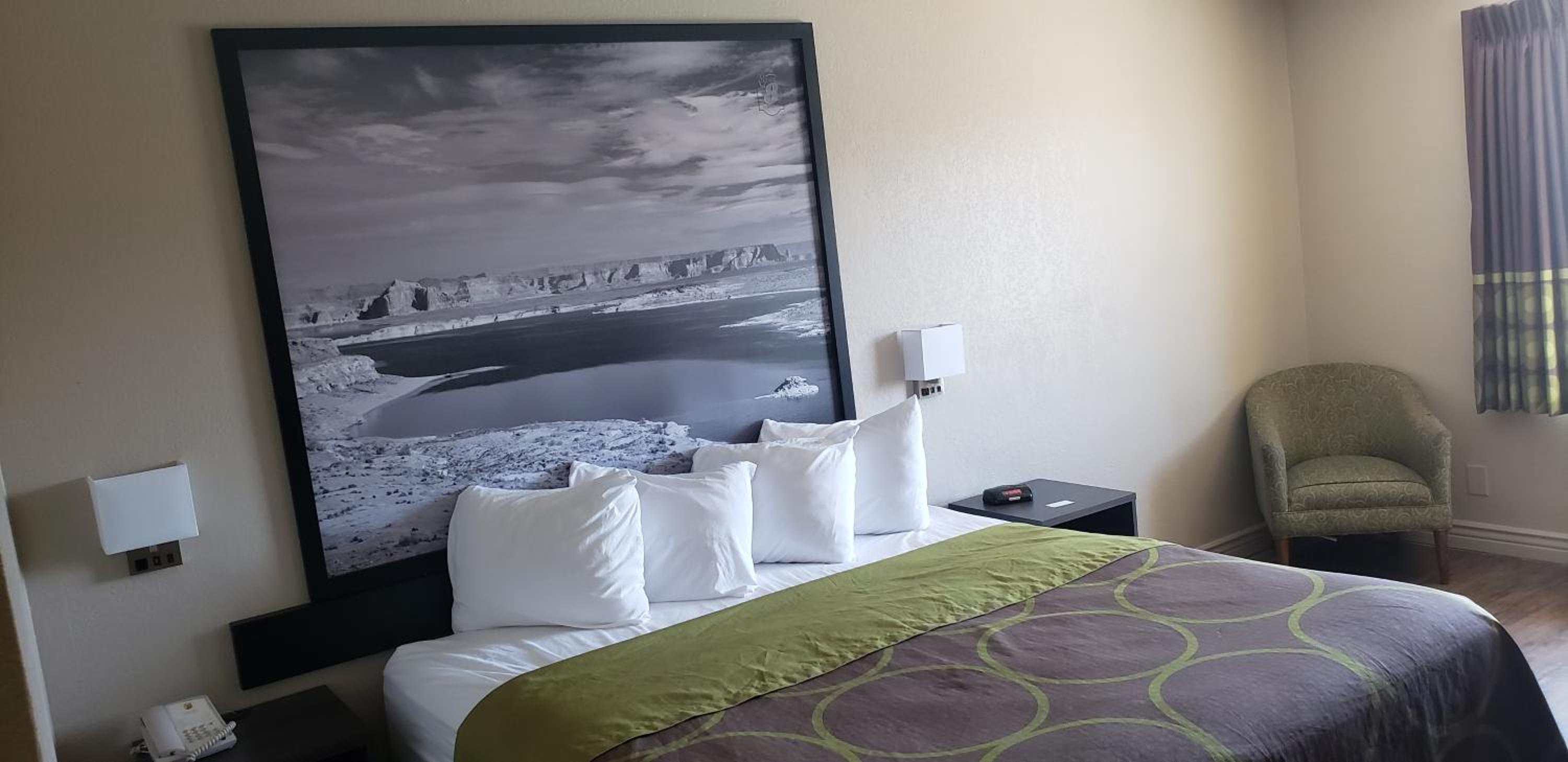 Deluxe King Room - Non-Smoking - Photo 10