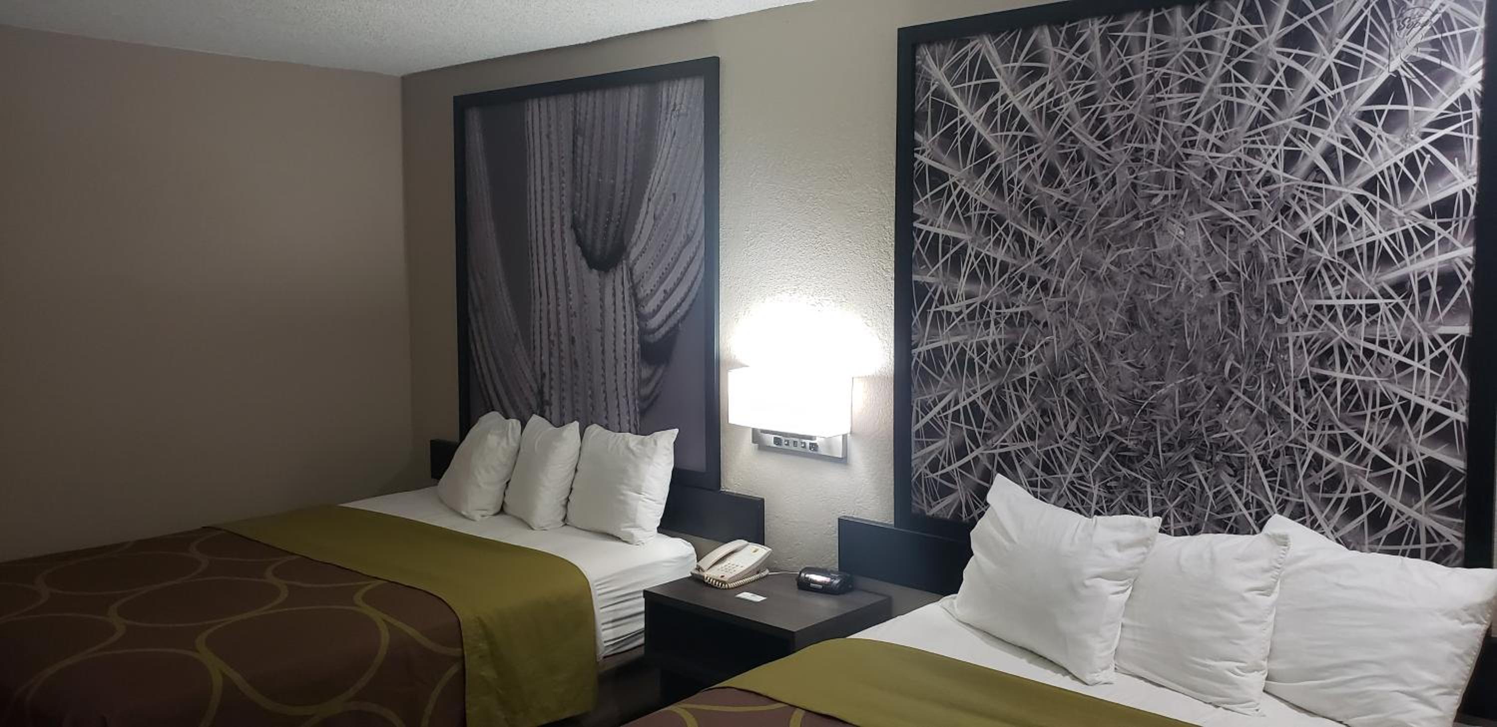 2 Queen Beds, Deluxe, Non-Smoking - Photo 2