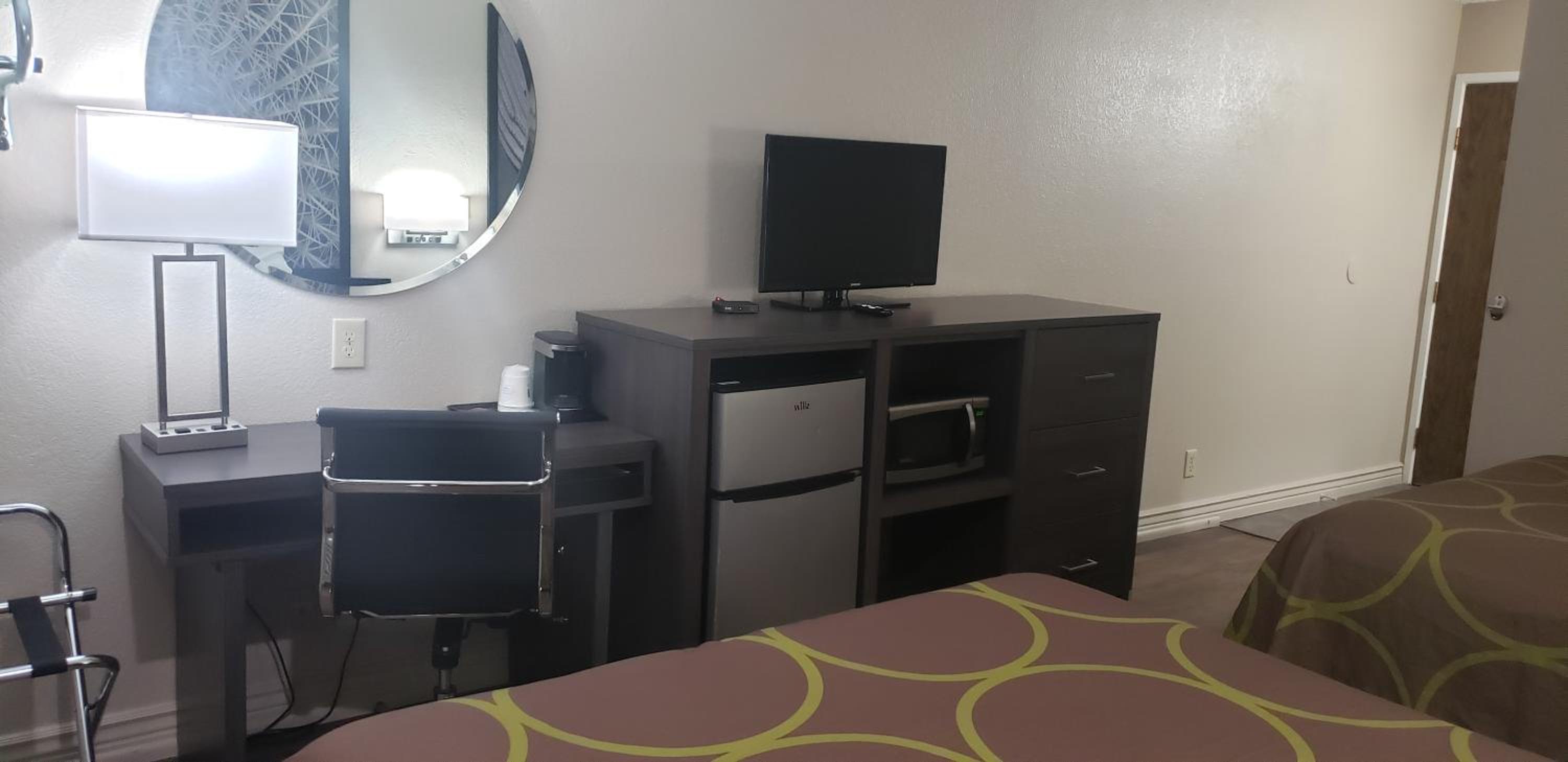 2 Queen Beds, Deluxe, Non-Smoking - Photo 3