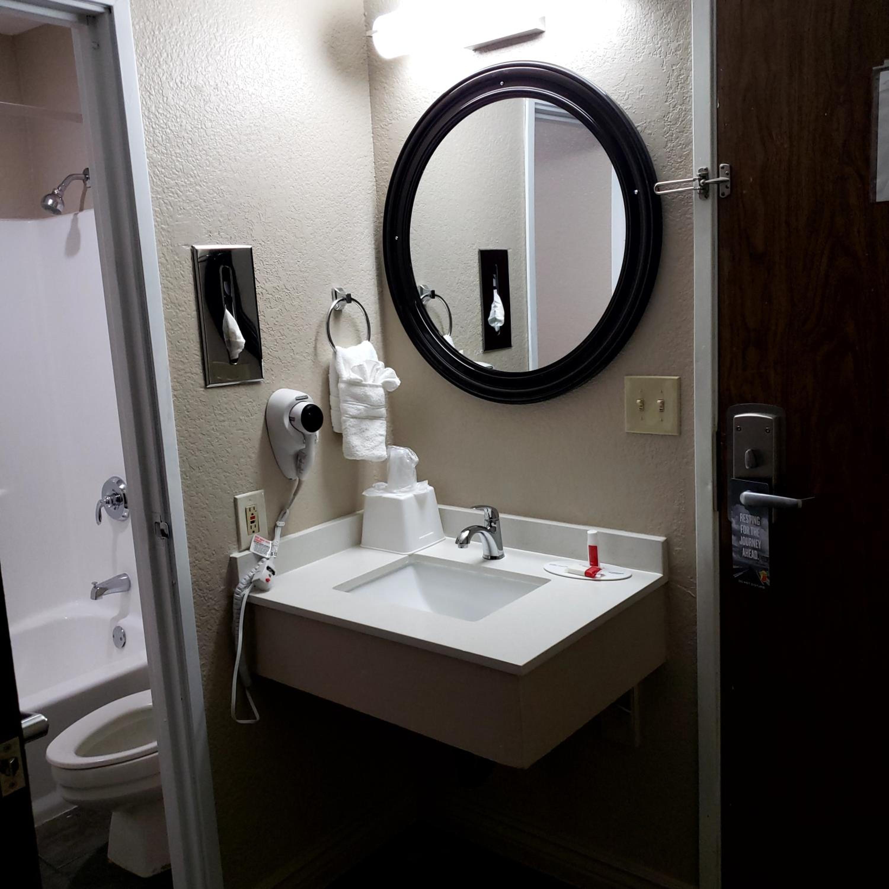 Deluxe King Room - Non-Smoking - Photo 9