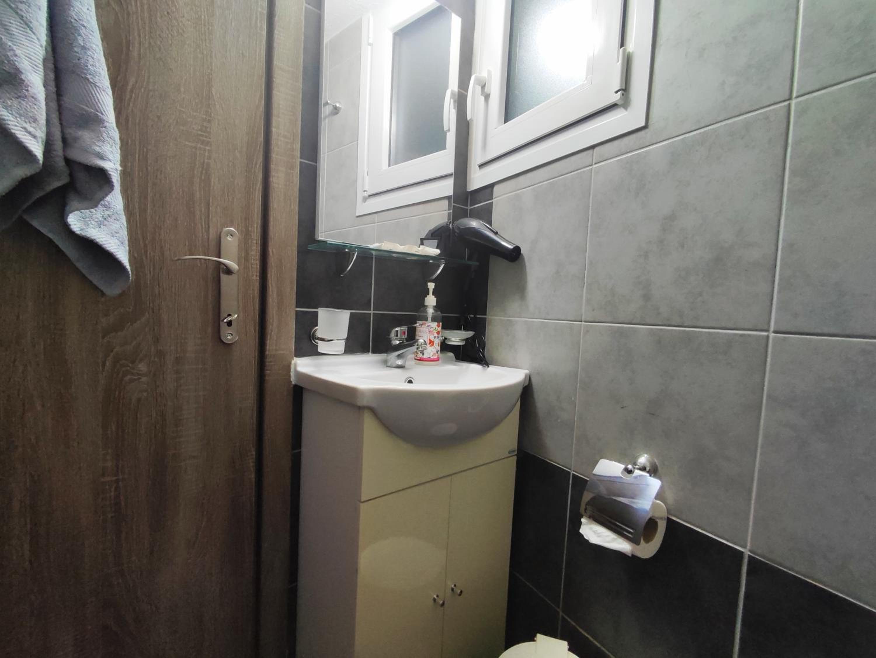 One-Bedroom Apartment - Photo 2