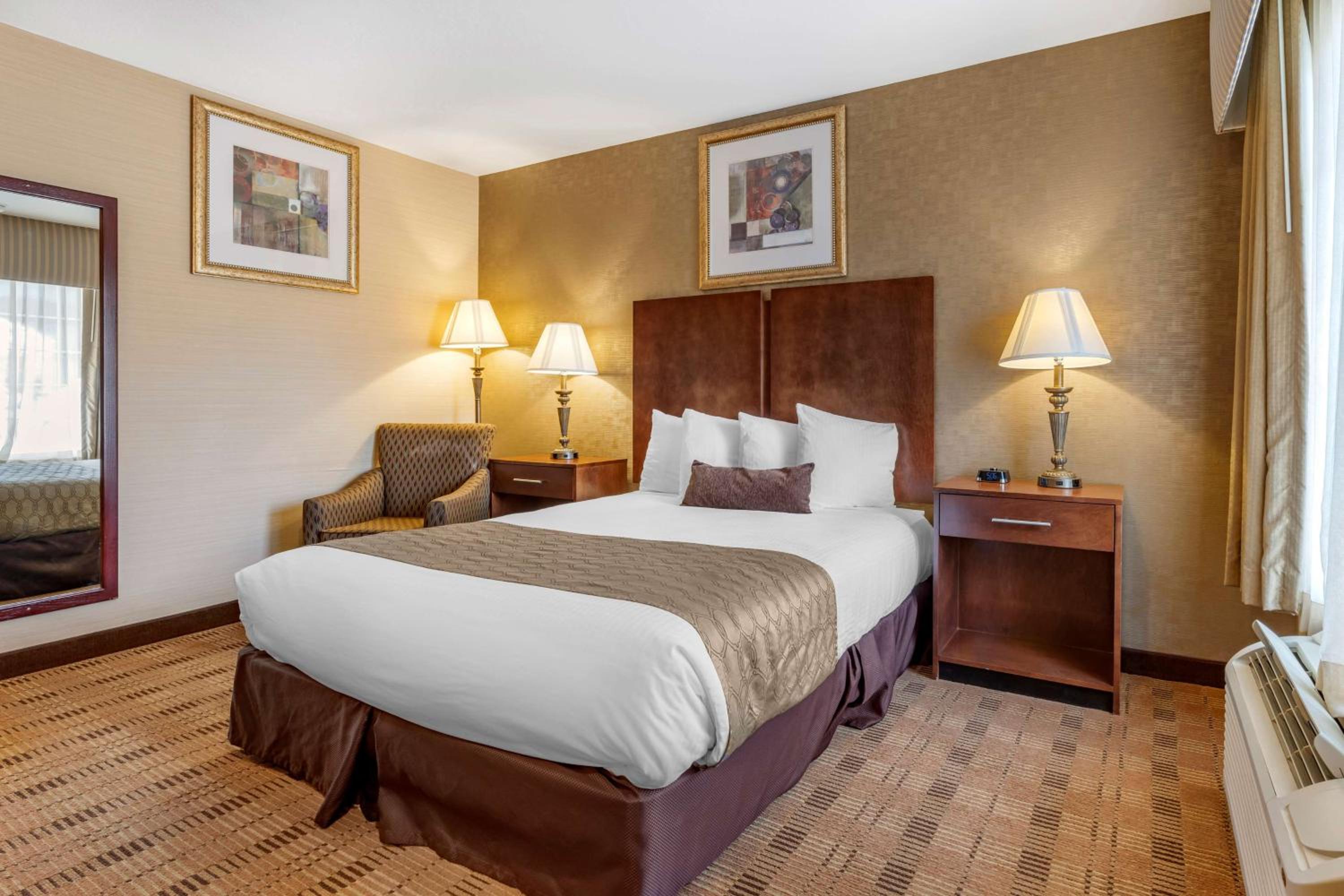 Queen Room with Bath Tub - Disability Access/Non-Smoking  - Photo 1