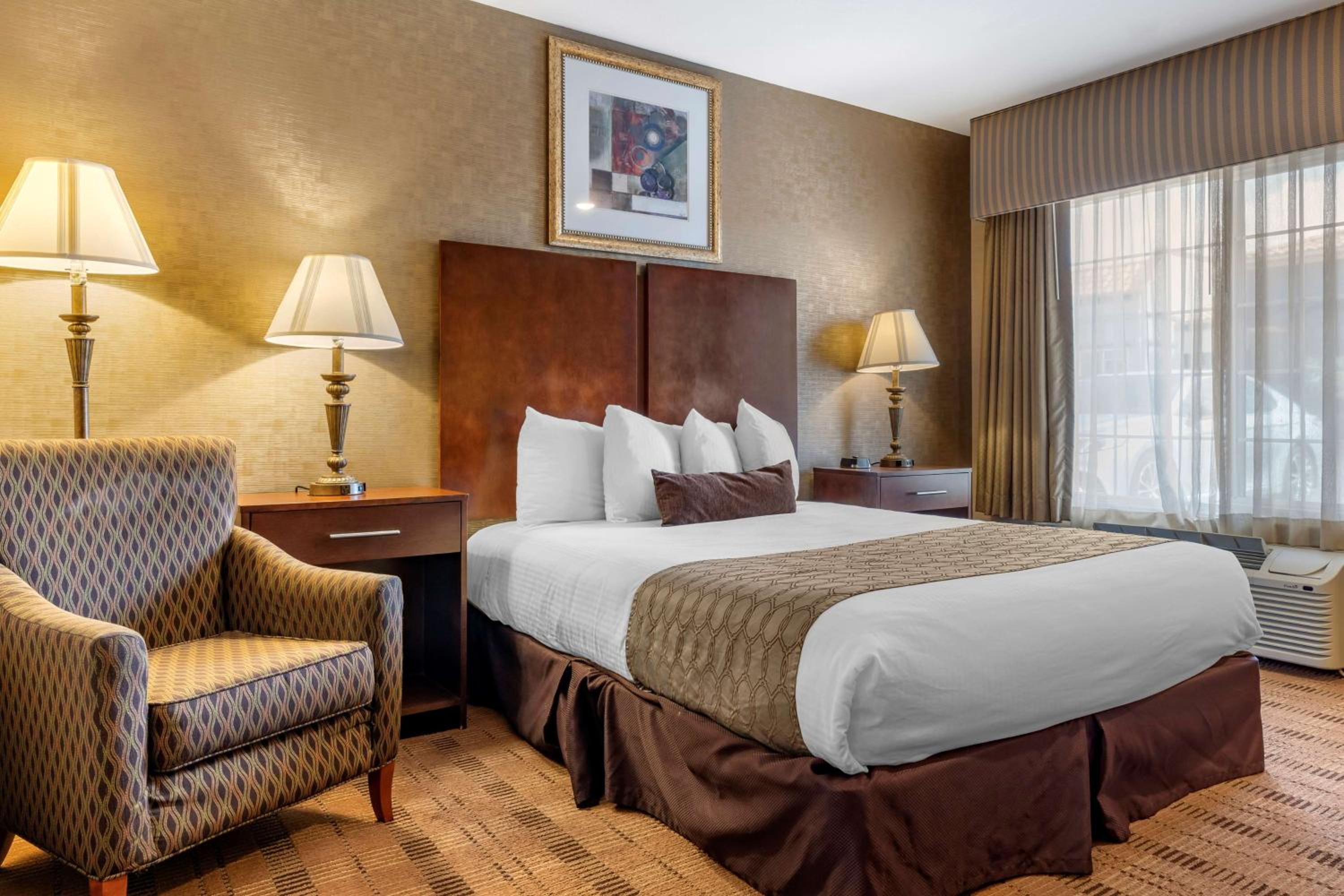 Queen Room with Bath Tub - Disability Access/Non-Smoking  - Photo 4