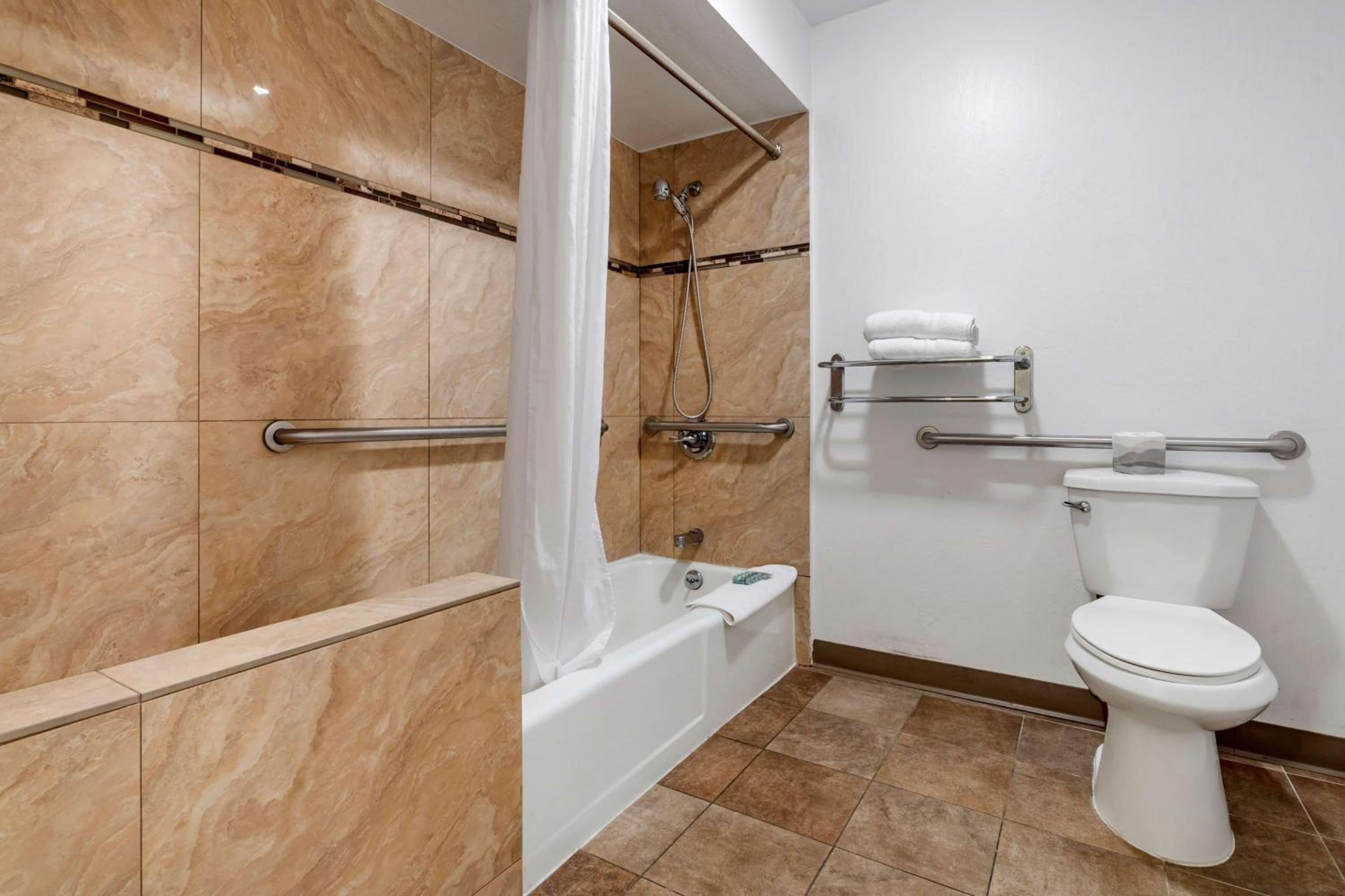 Queen Room with Bath Tub - Disability Access/Non-Smoking  - Photo 5