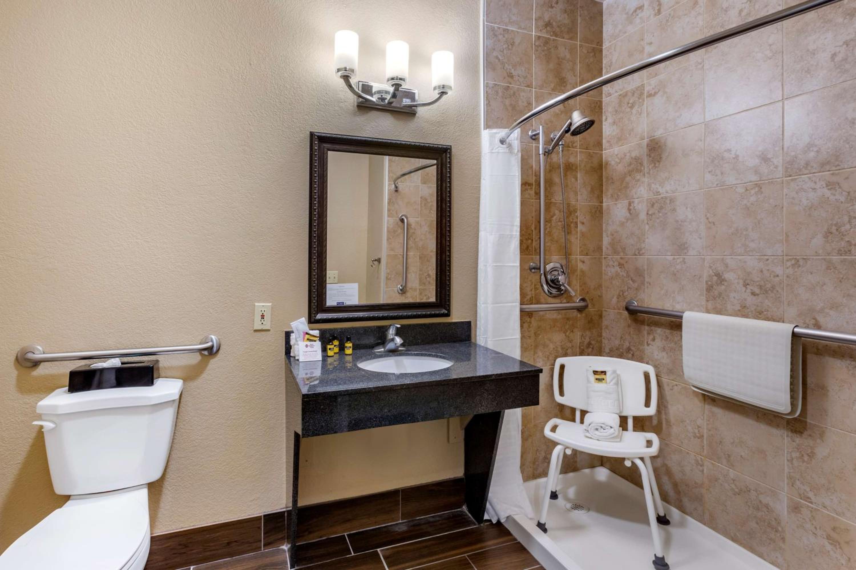 Queen Room with Walk-In Shower - Disability Access - Photo 4