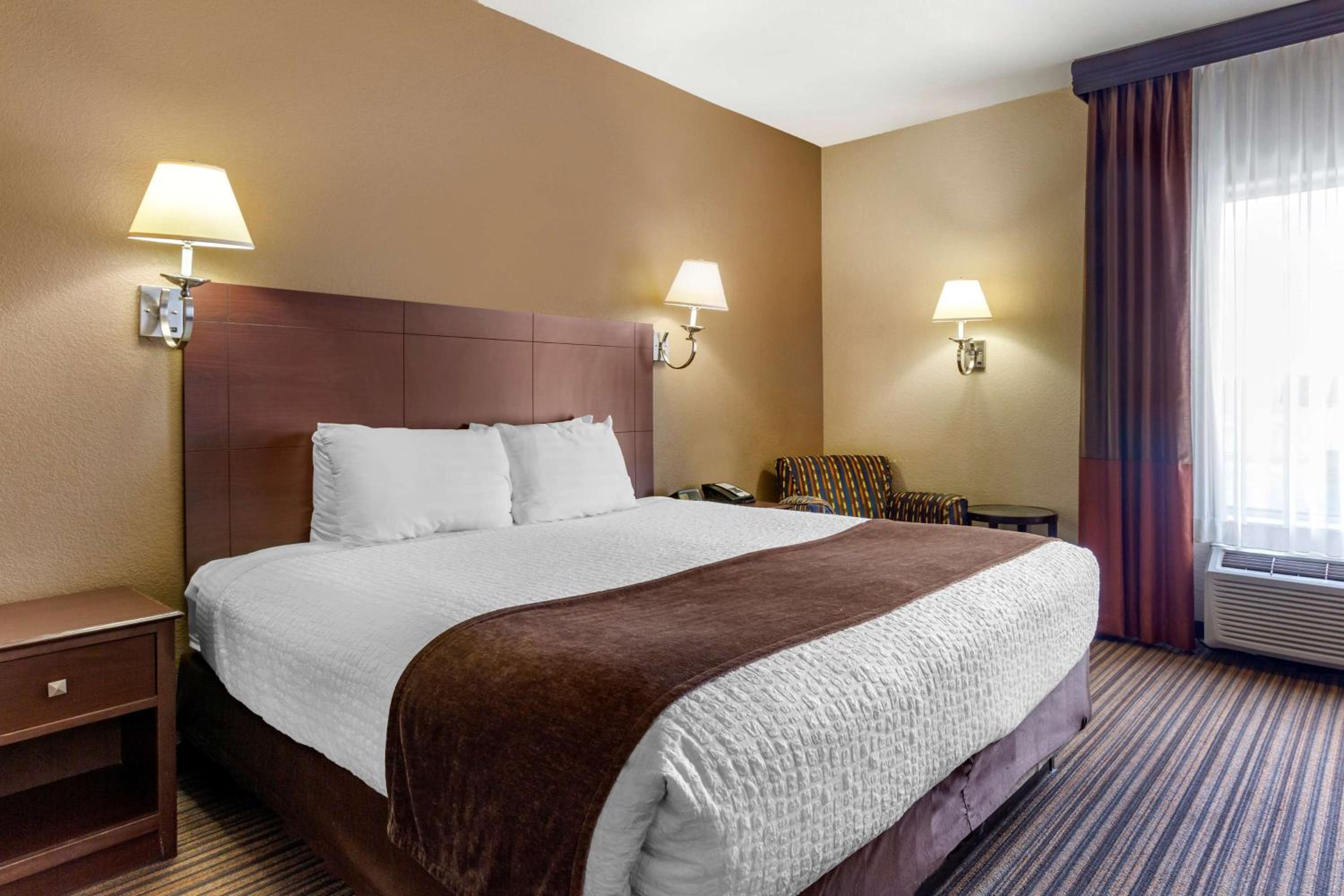 King Room - Non Smoking - Photo 5