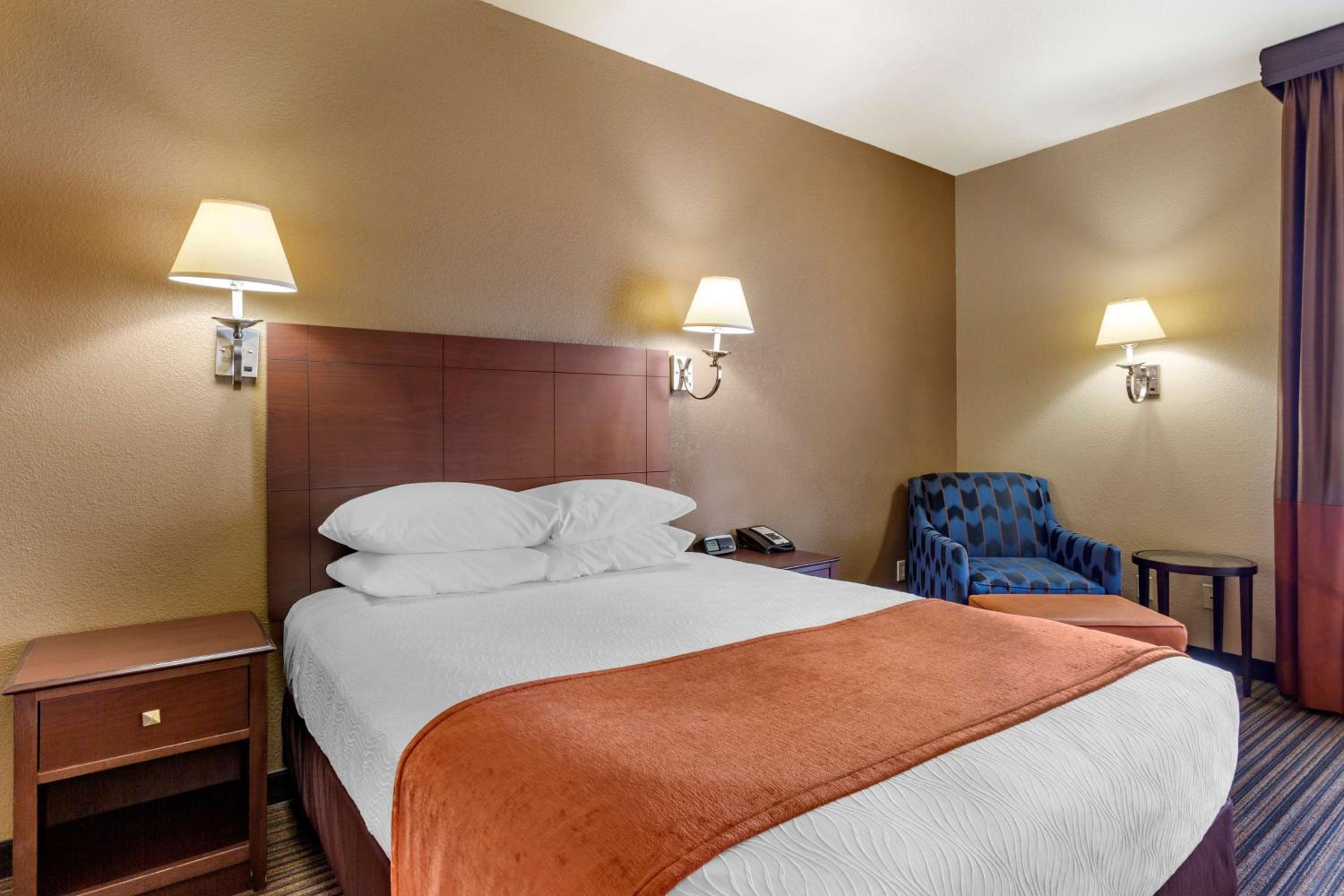 Queen Room with Walk-In Shower - Disability Access - Photo 1