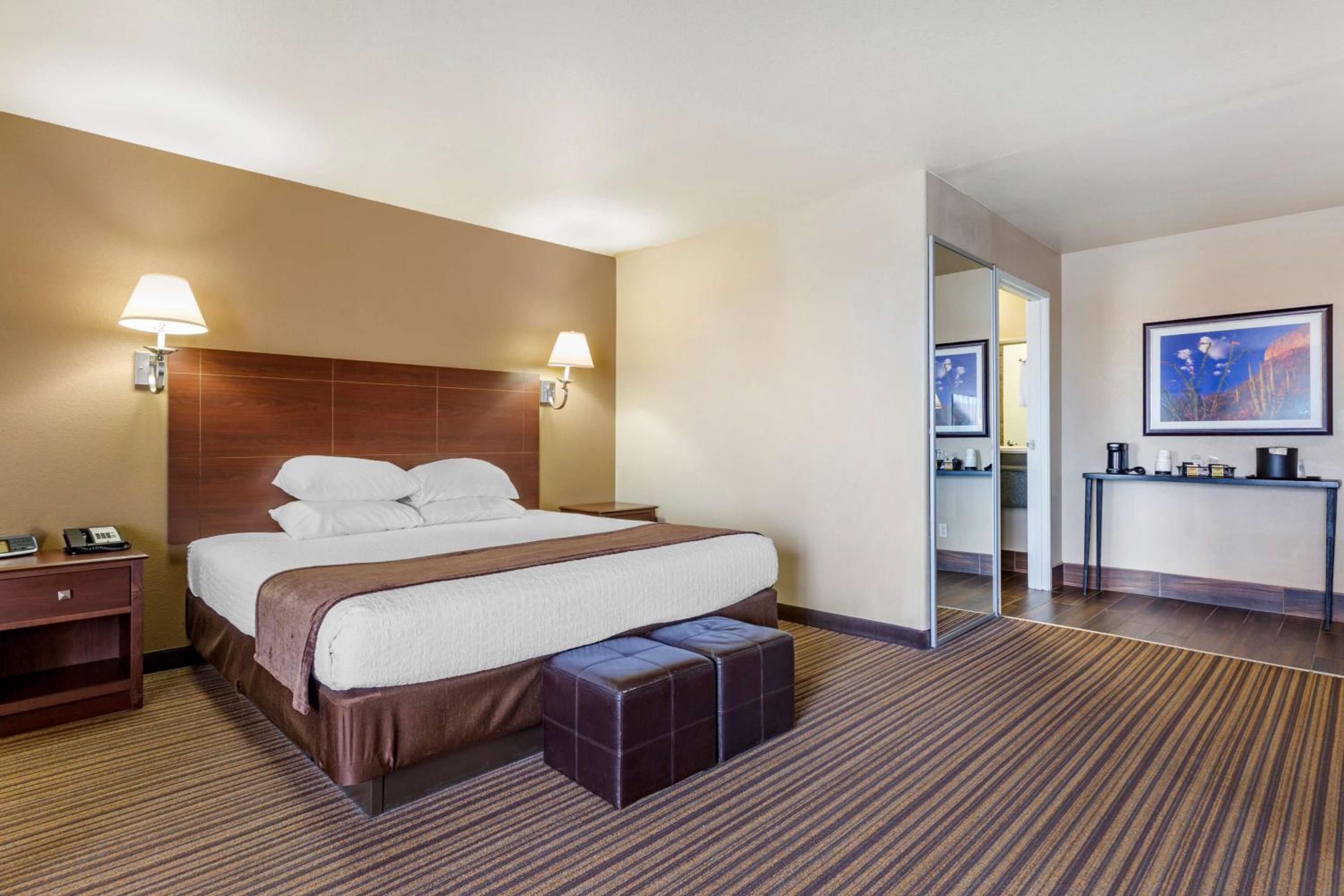 King Room with Sofa Bed - Non-Smoking - Photo 1