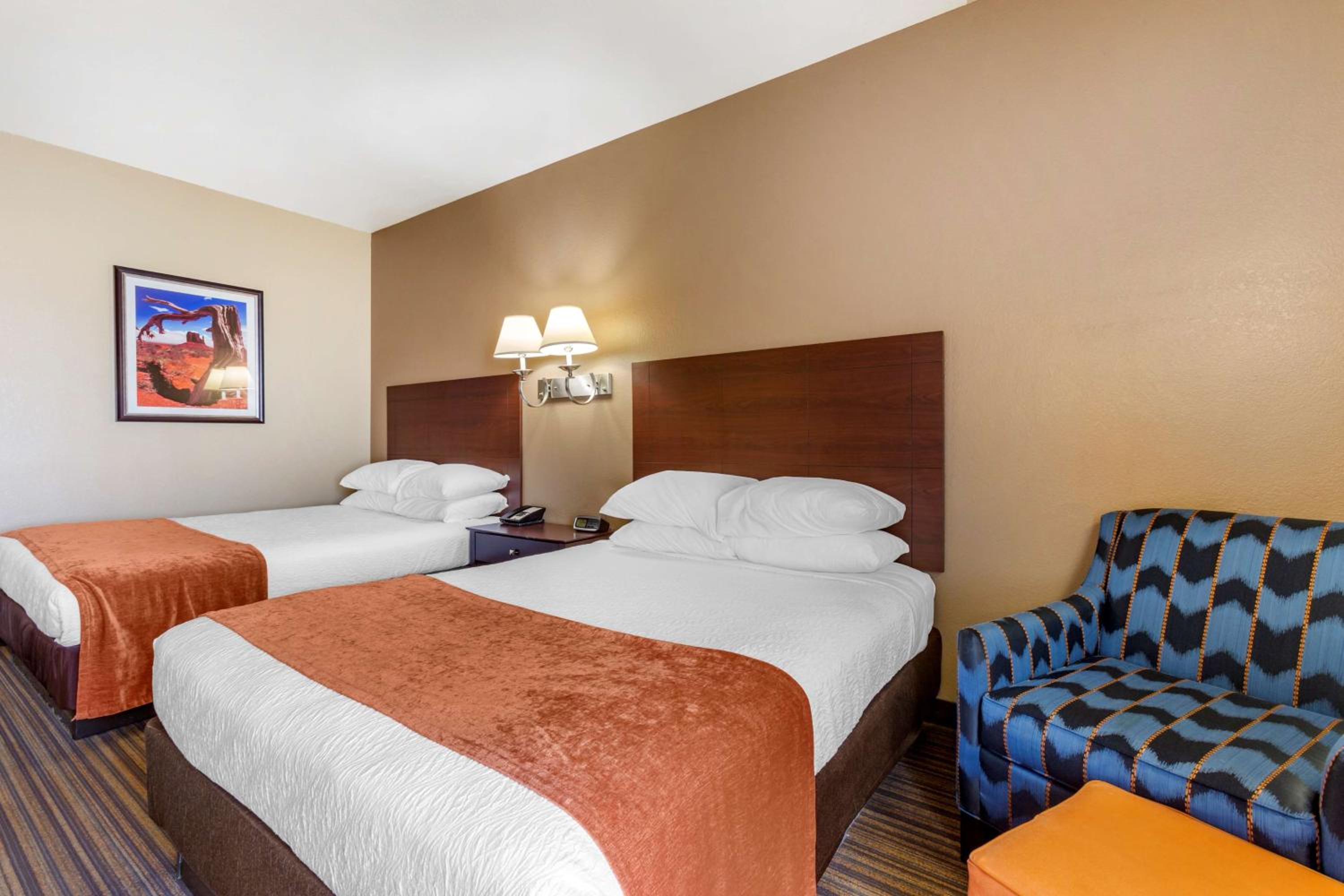 Queen Room with Two Queen Beds - Non Smoking - Photo 5