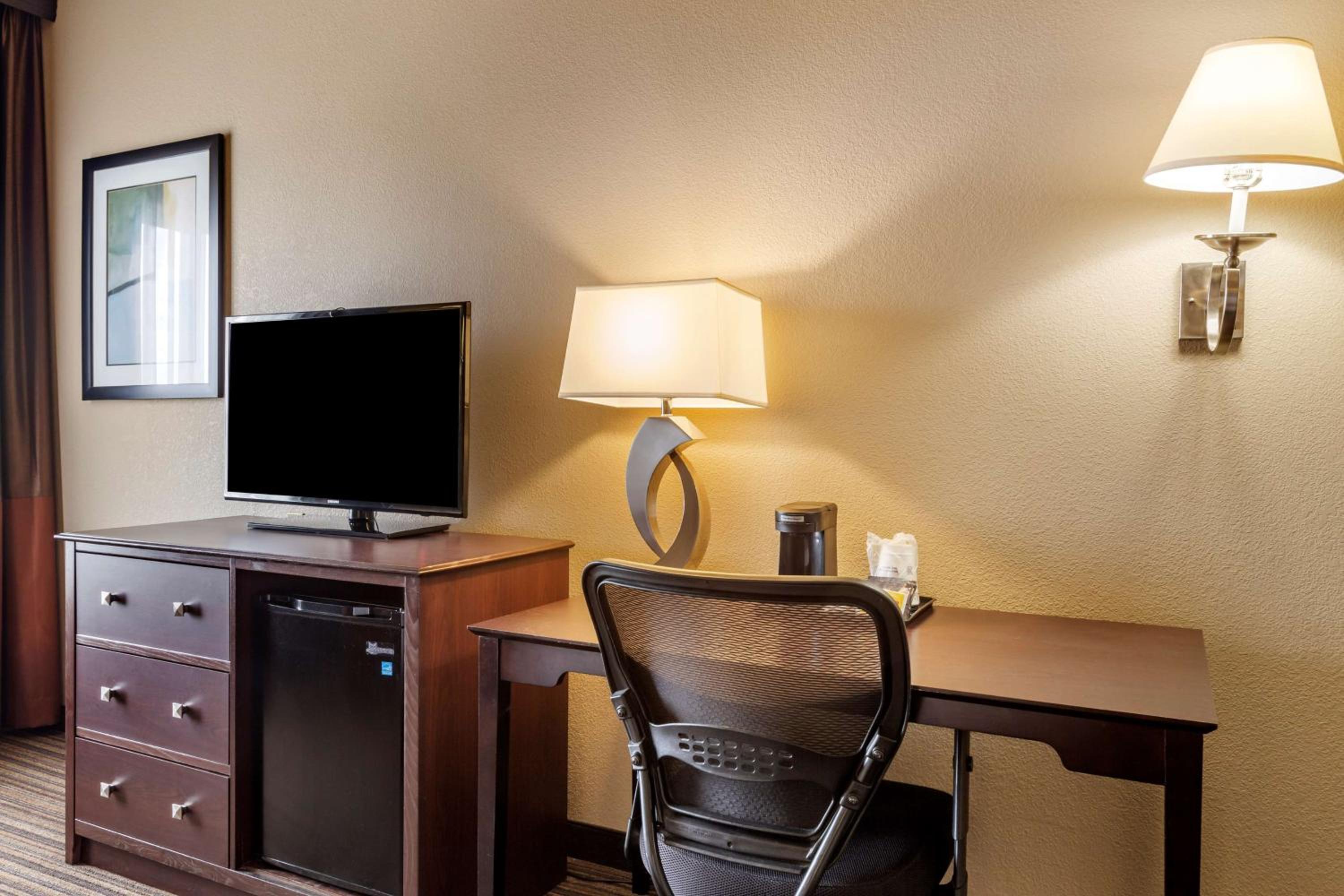 Queen Room with Walk-In Shower - Disability Access - Photo 2