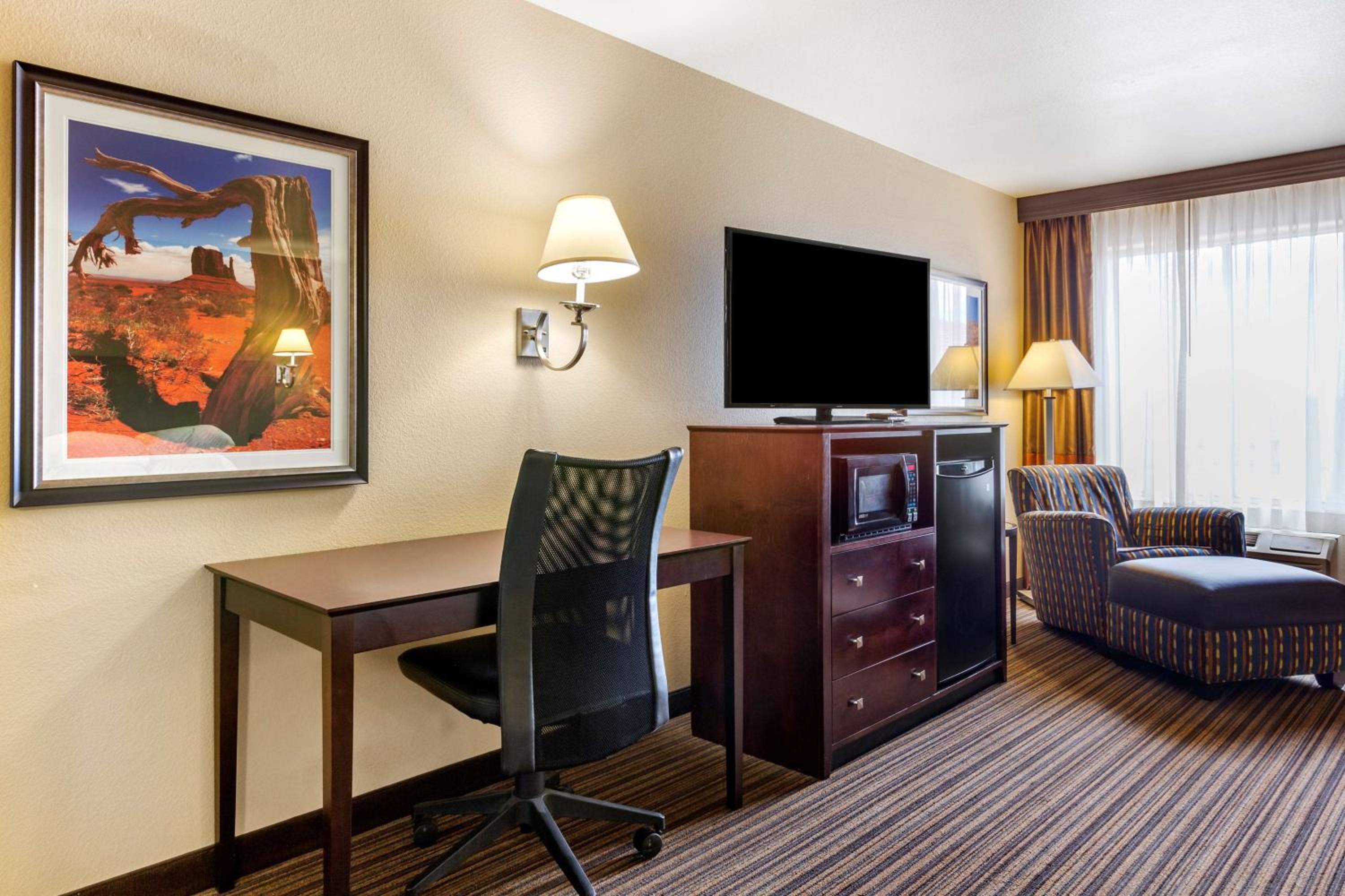 Queen Room with Two Queen Beds - Non Smoking - Photo 4