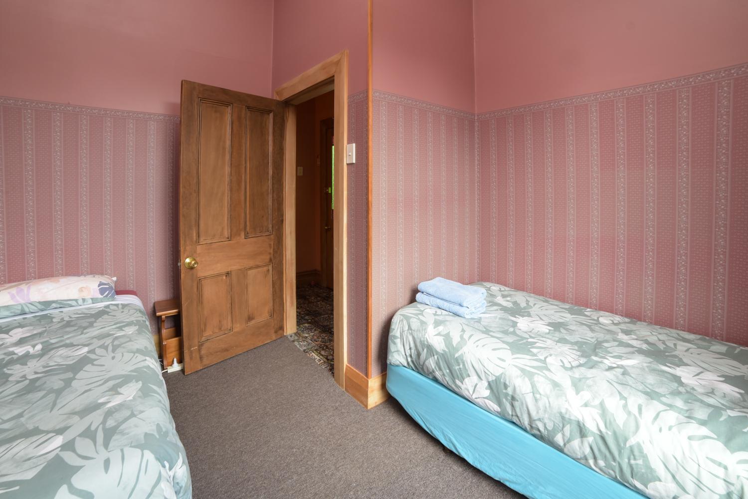 Standard Twin Room with Shared Bathroom photo 1