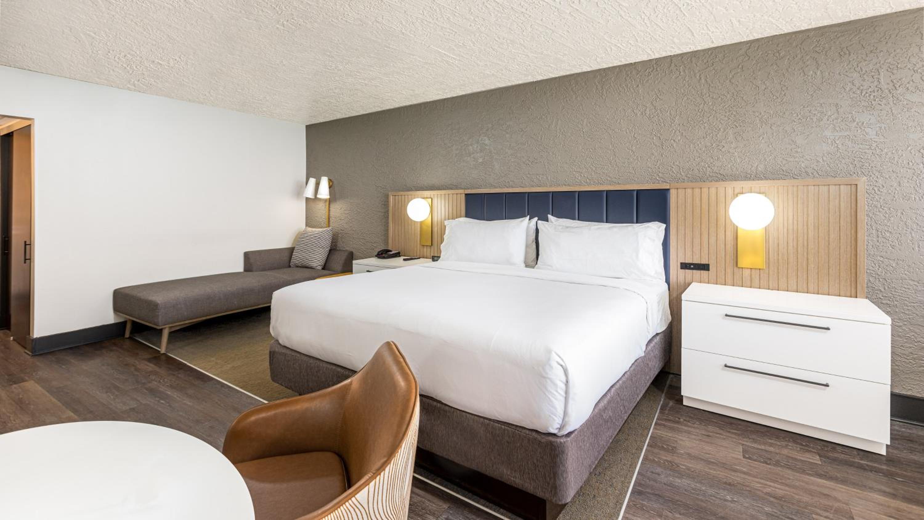 Standard King Room - Oceanfront/Top Floor - Photo 1