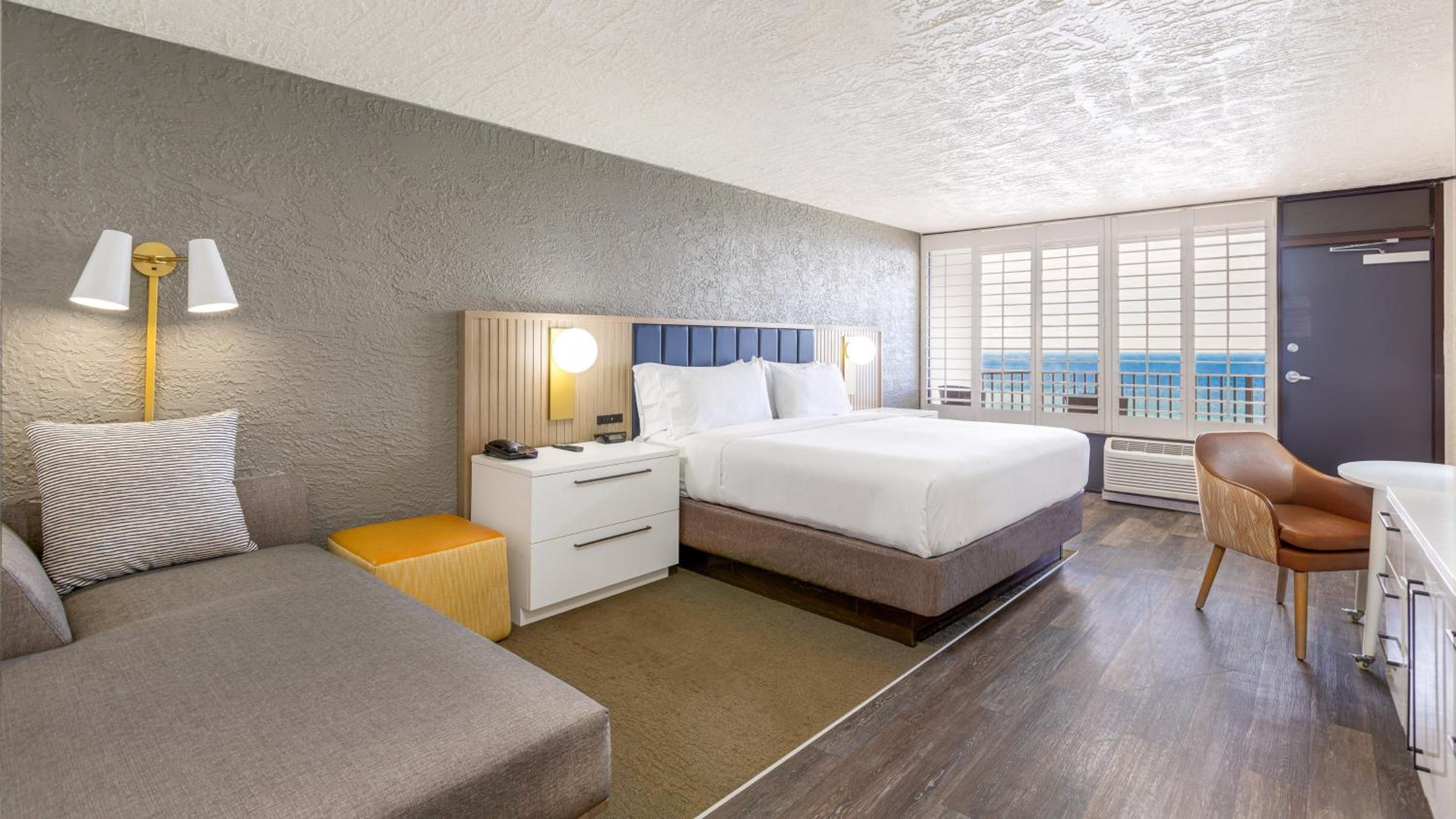 Standard King Room - Oceanfront/Top Floor - Photo 4