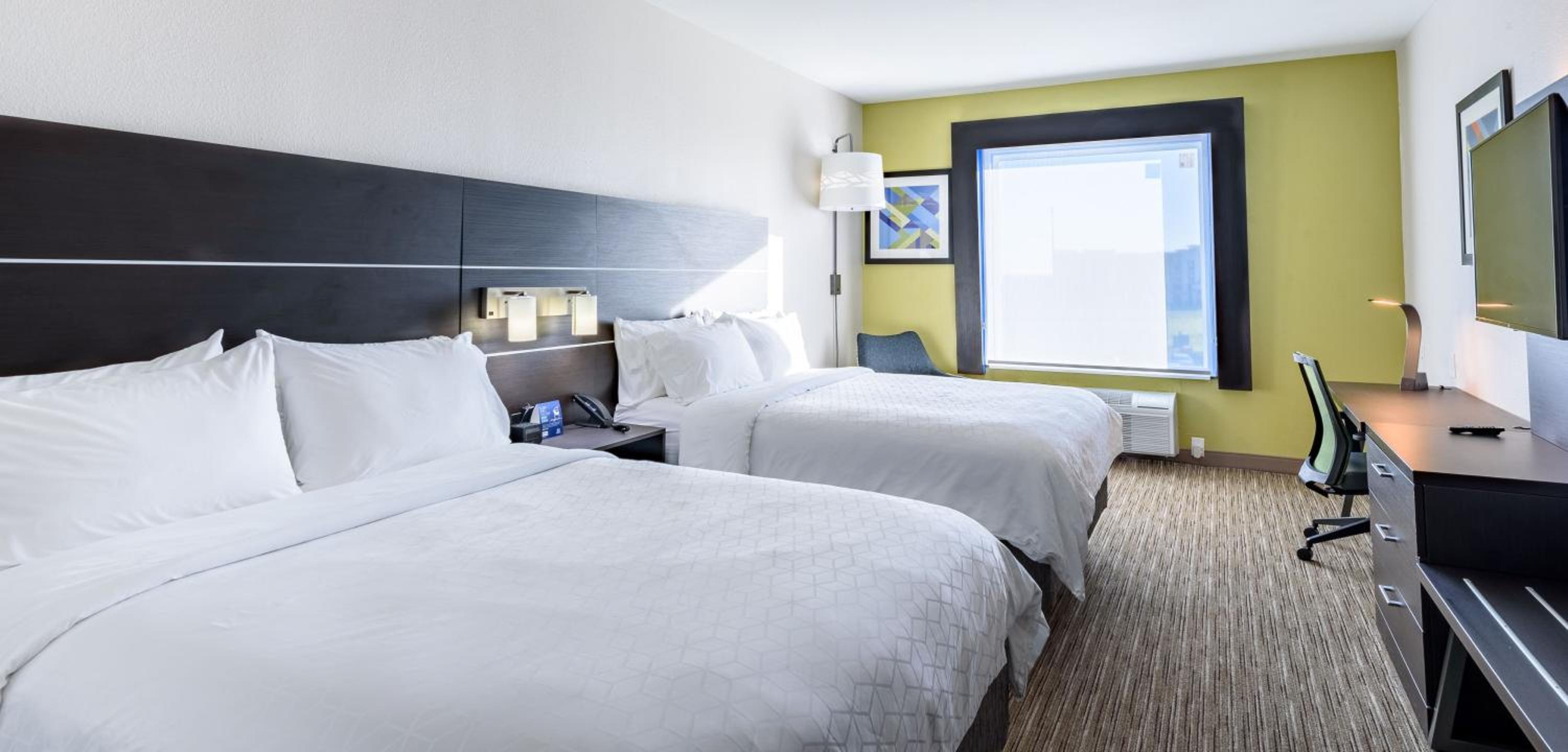Standard Queen Room with Two Queen Beds - Photo 2