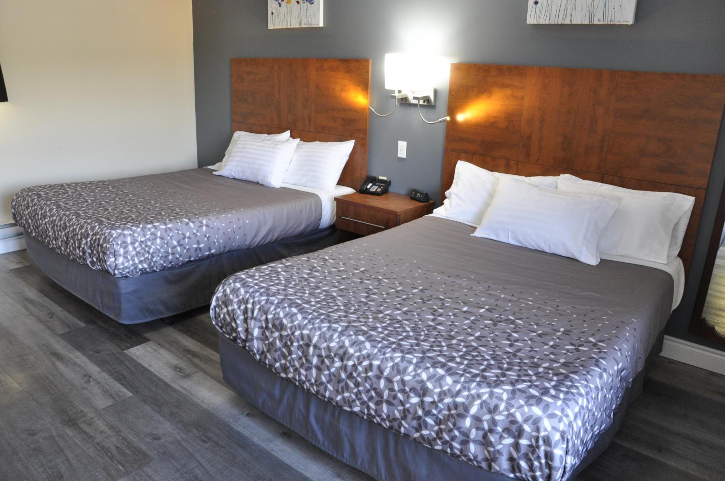 Deluxe Queen Room with Two Queen Beds - Photo 9