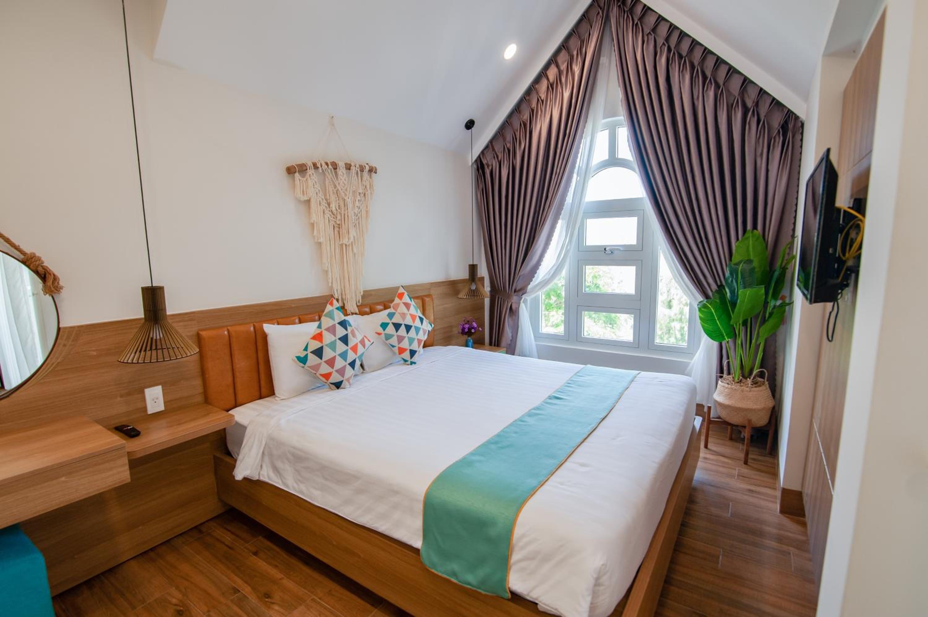 King Room with Balcony - Photo 4