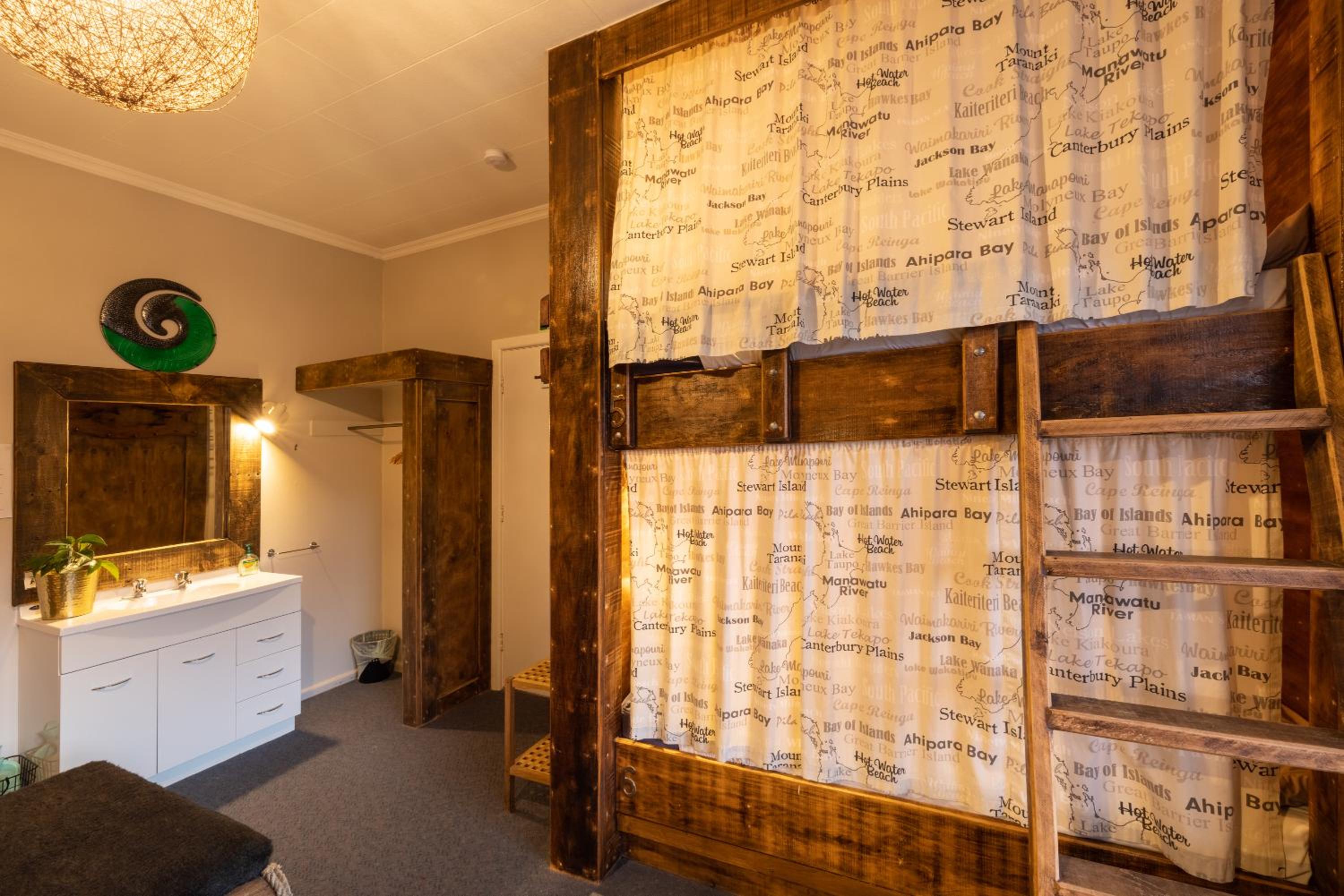 Bed in 6-Bed Mixed Dormitory Room photo 3