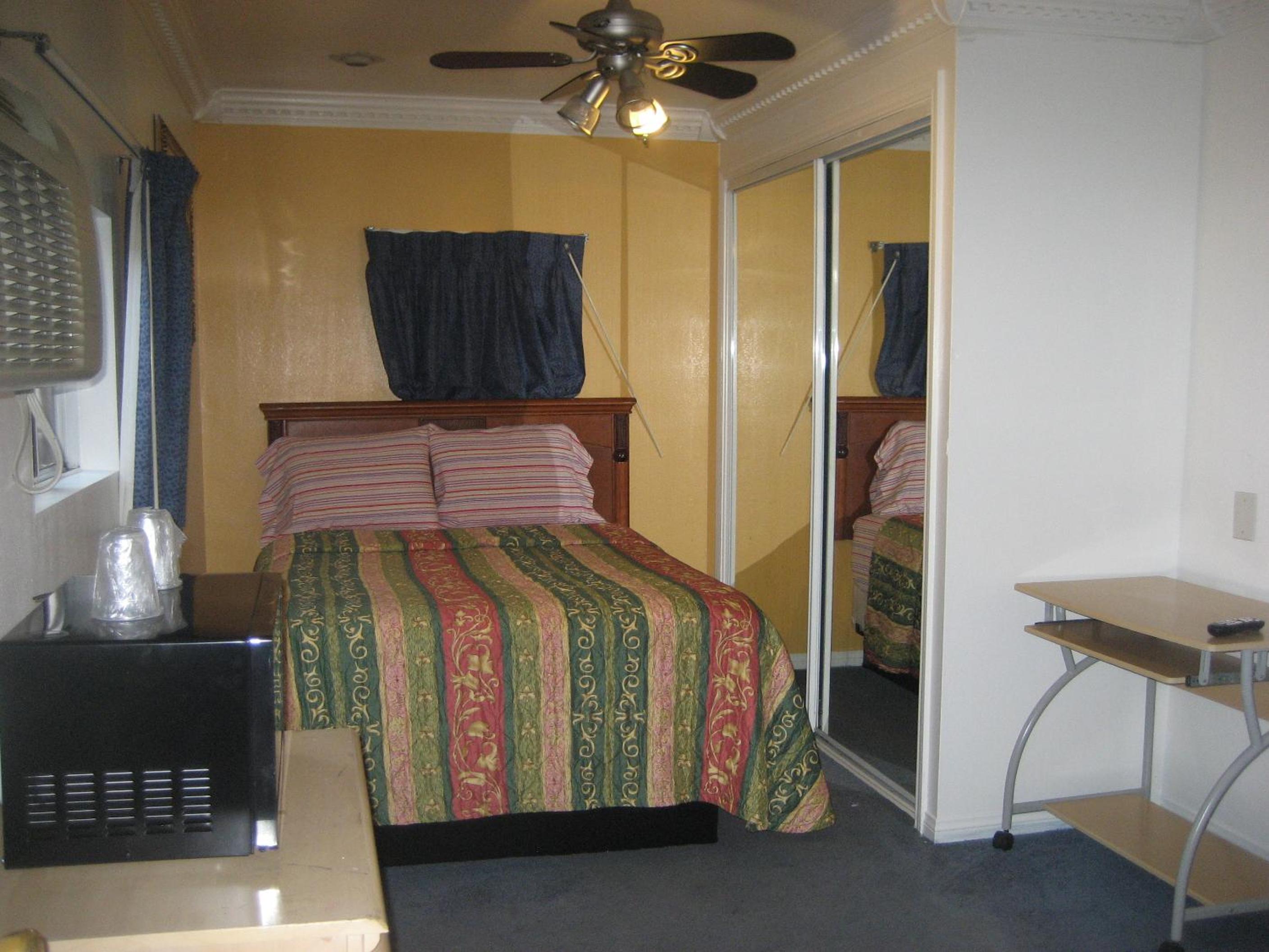 Standard Double Room - Photo 9