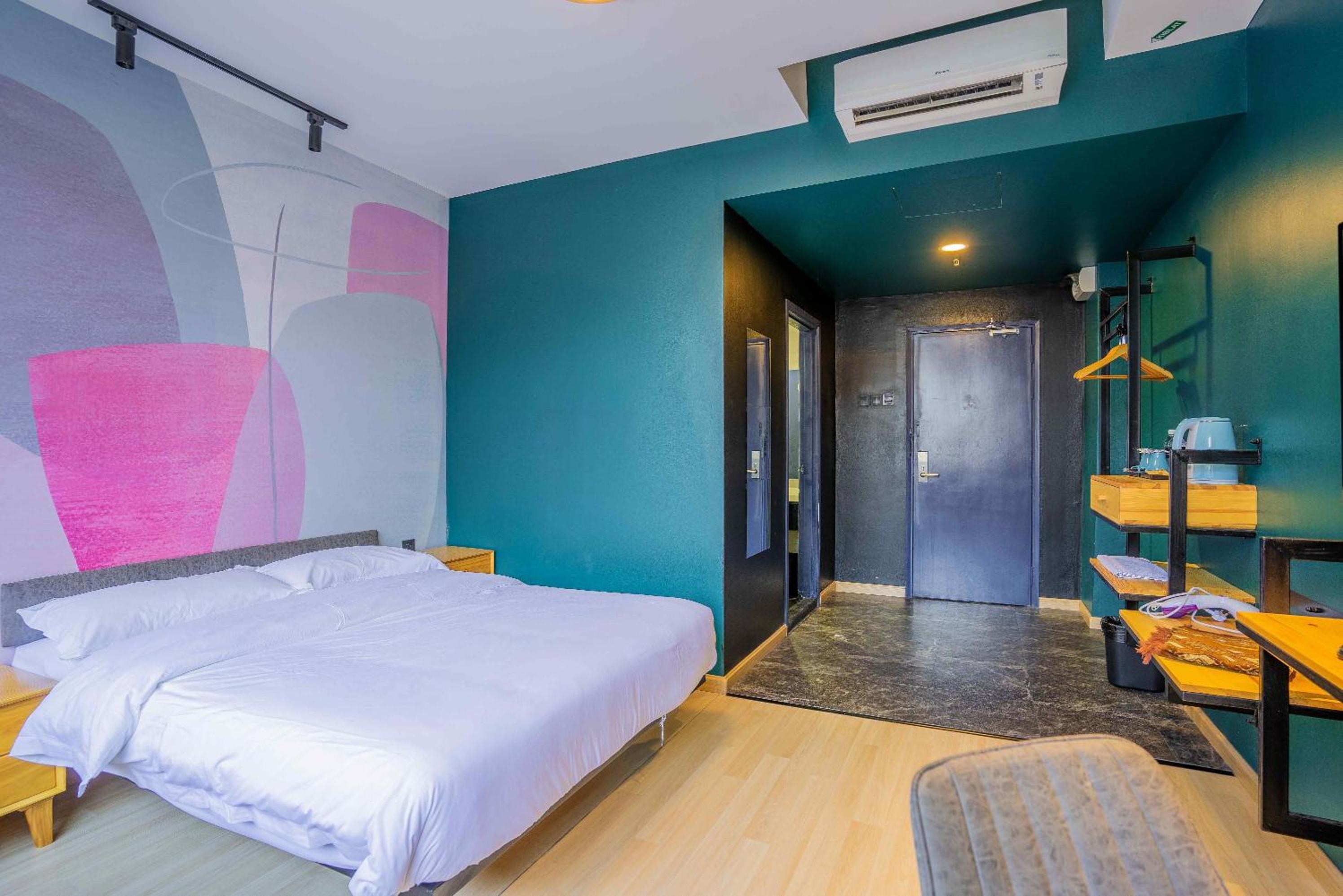 Deluxe Queen Room